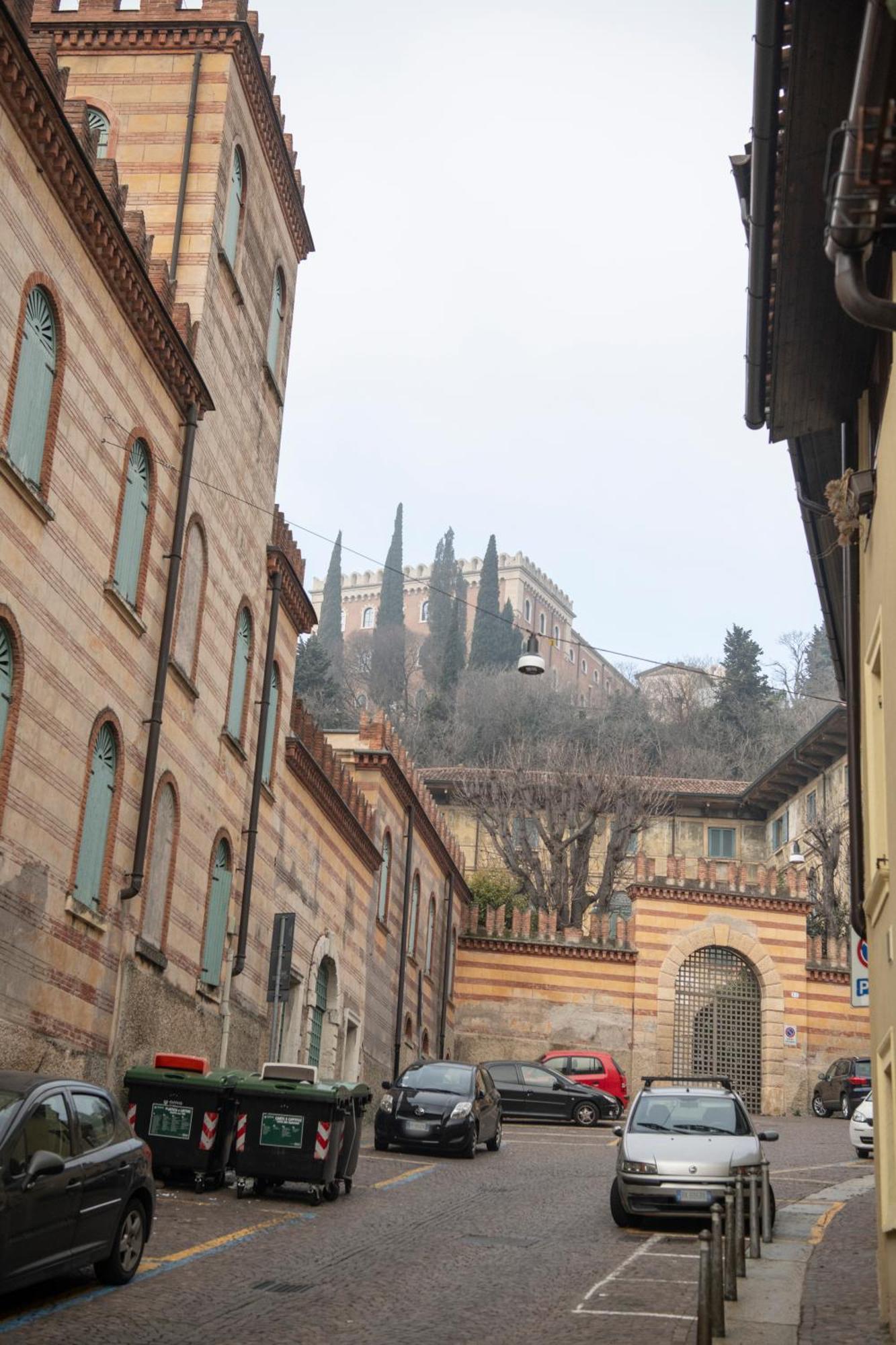 Apartment Ai Piedi Del Castello / 4pl / Apt. Full Verona