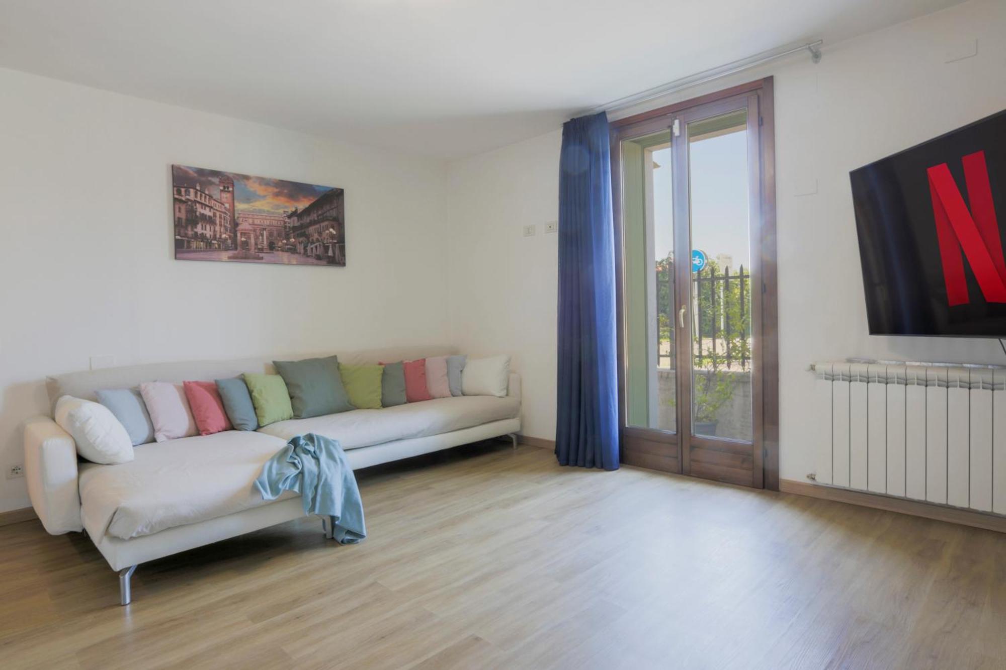 Elegant Apartment: Free Netflix, Wi-fi & Parking *