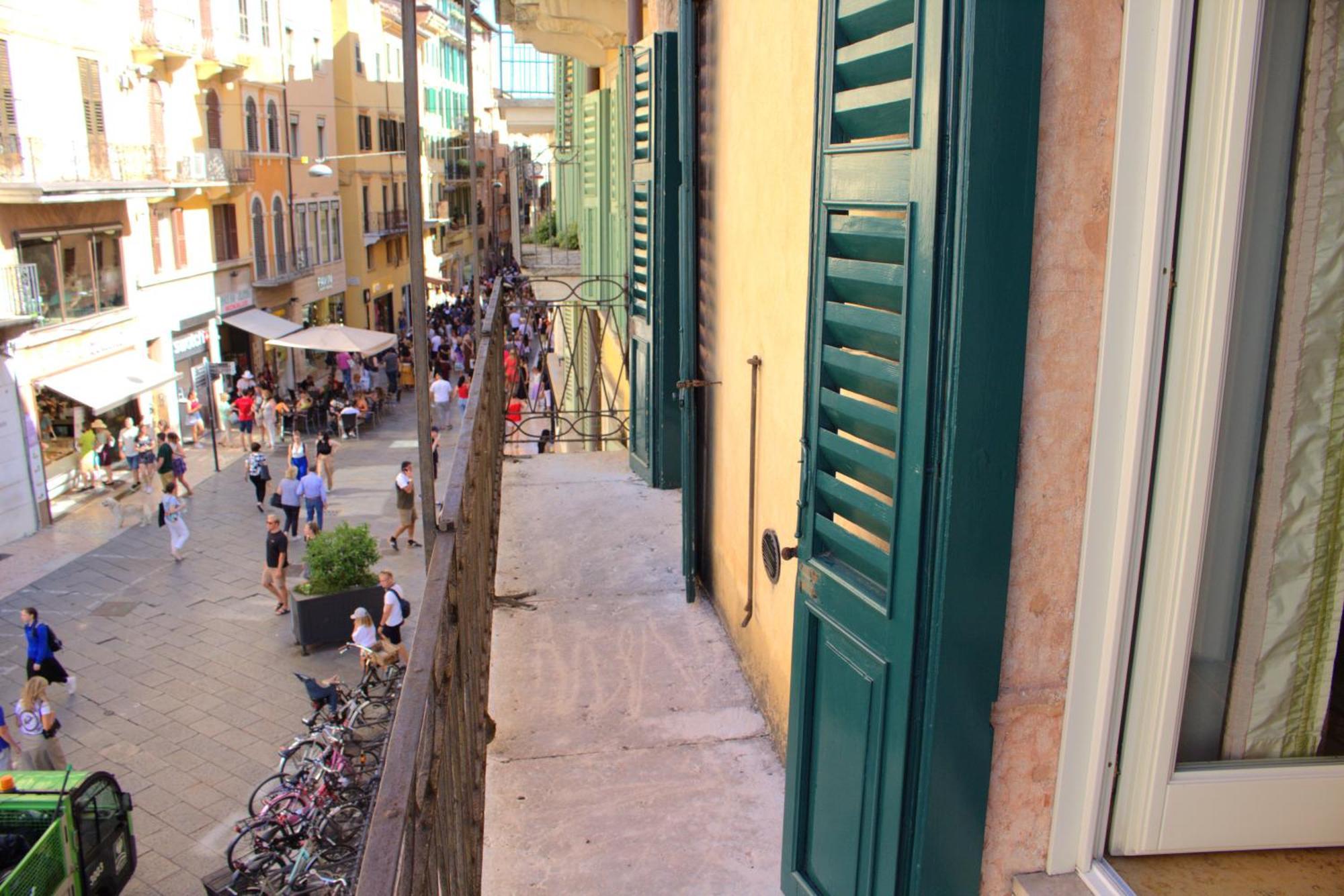 Apartment Luxury Flats , Piazza Erbe With Balcony On Main Square *