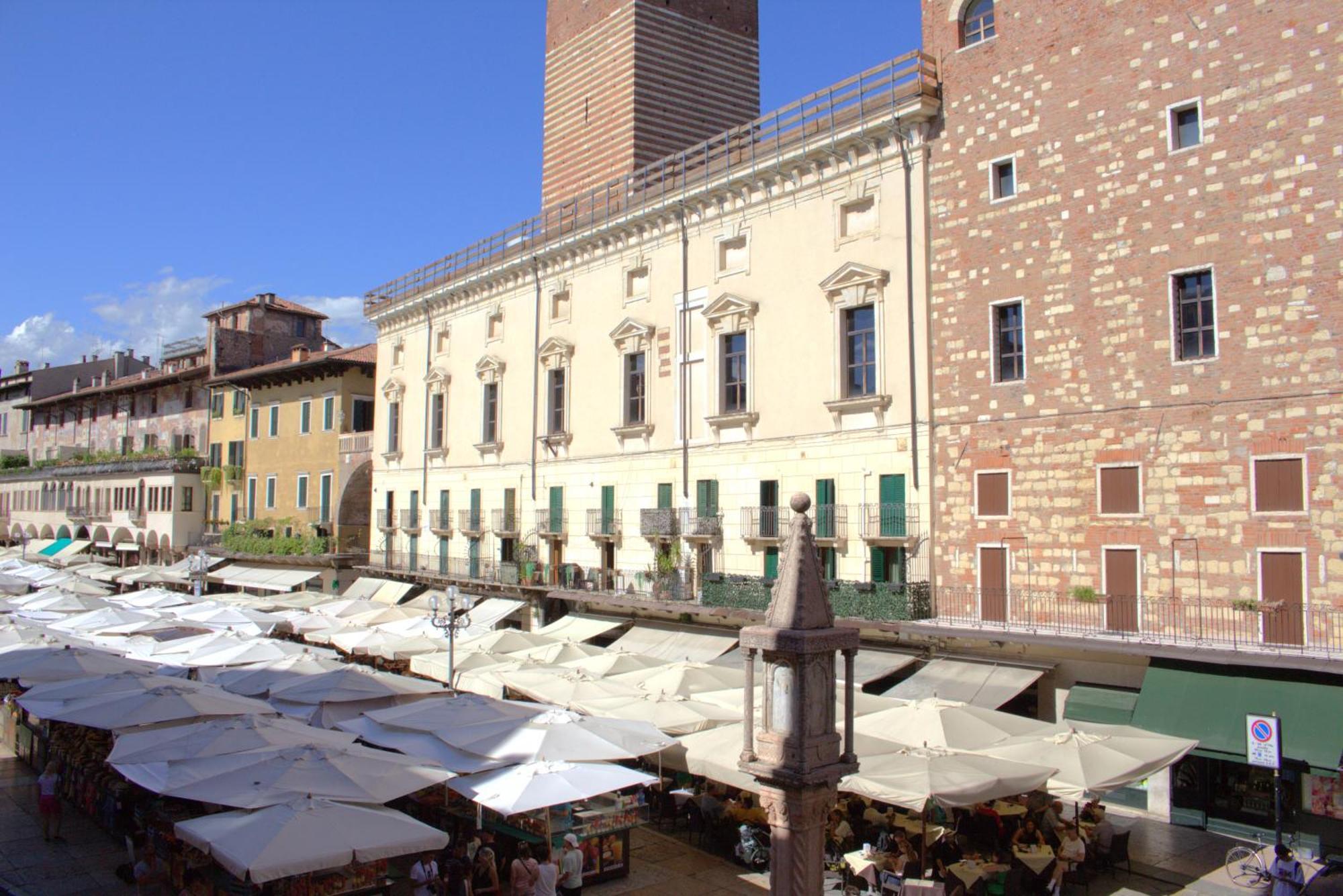 Luxury Flats , Piazza Erbe With Balcony On Main Square Apartment *
