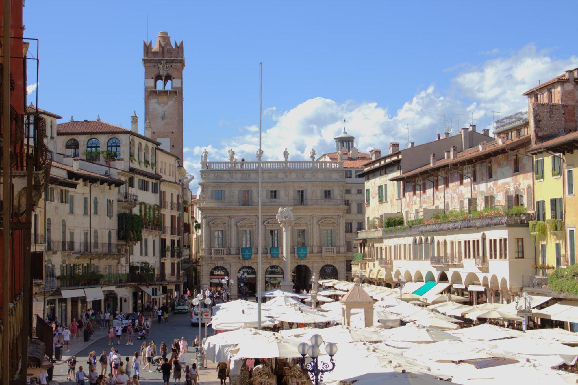 Luxury Flats , Piazza Erbe With Balcony On Main Square *