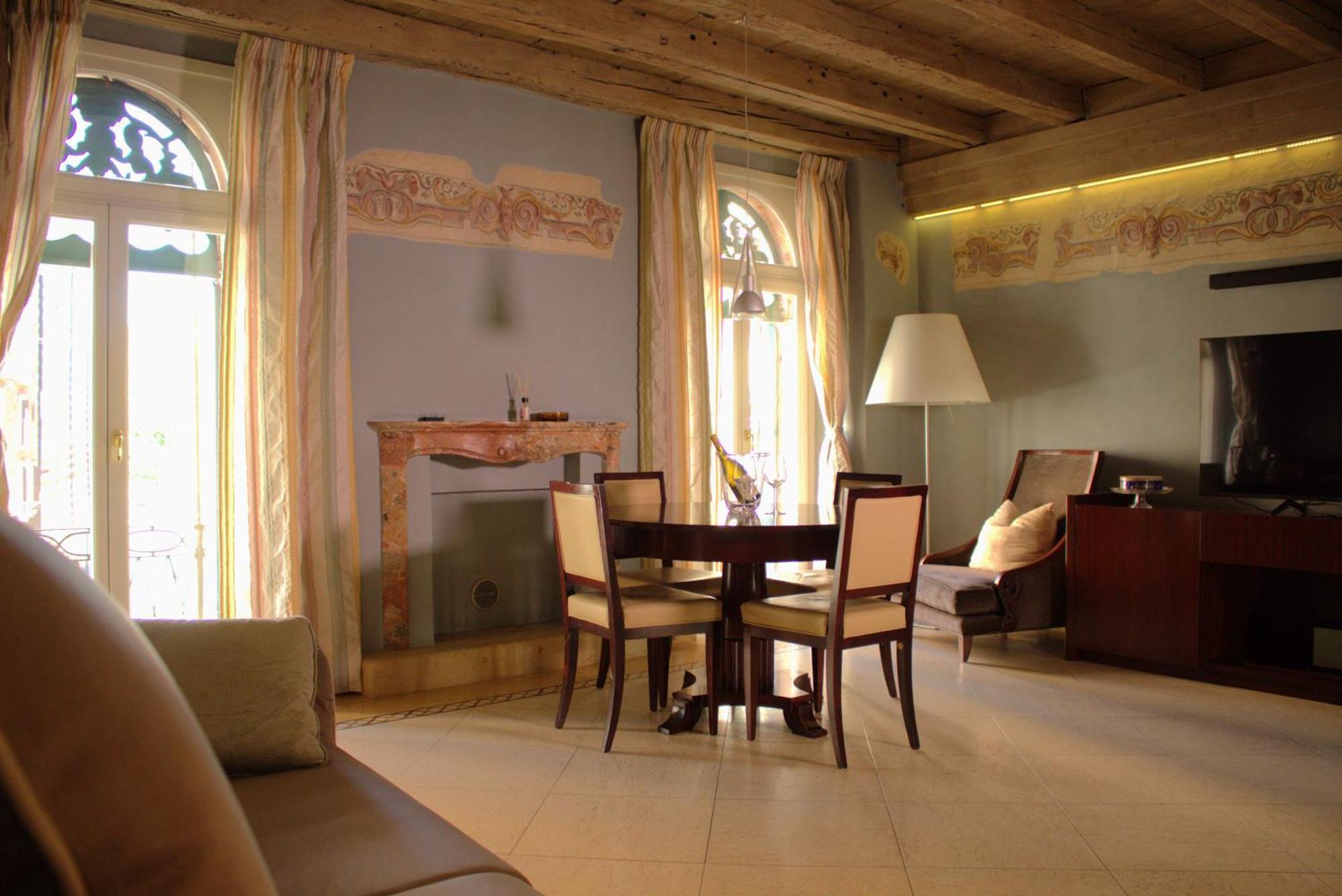 Apartment Luxury Flats , Piazza Erbe With Balcony On Main Square Verona