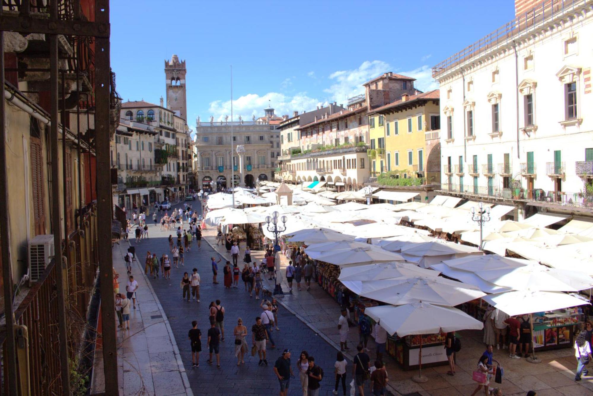 Luxury Flats , Piazza Erbe With Balcony On Main Square Apartment *
