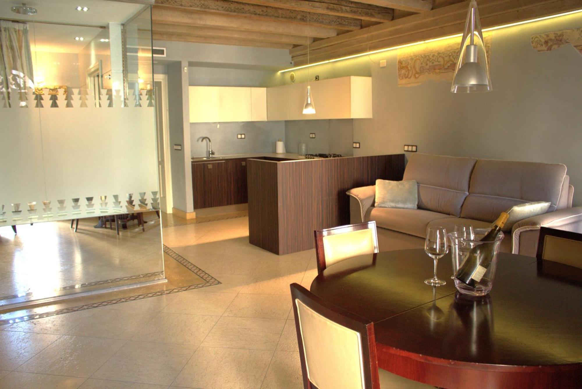 Luxury Flats , Piazza Erbe With Balcony On Main Square Apartment *