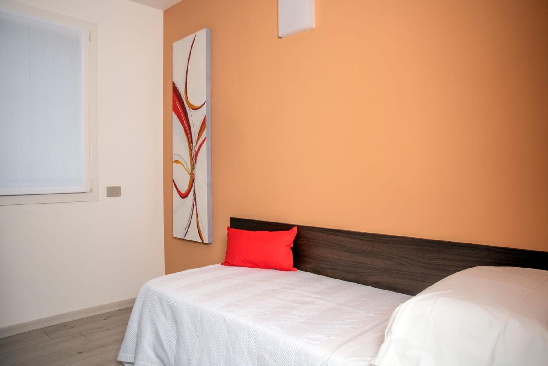 Apartment Camelot Red -