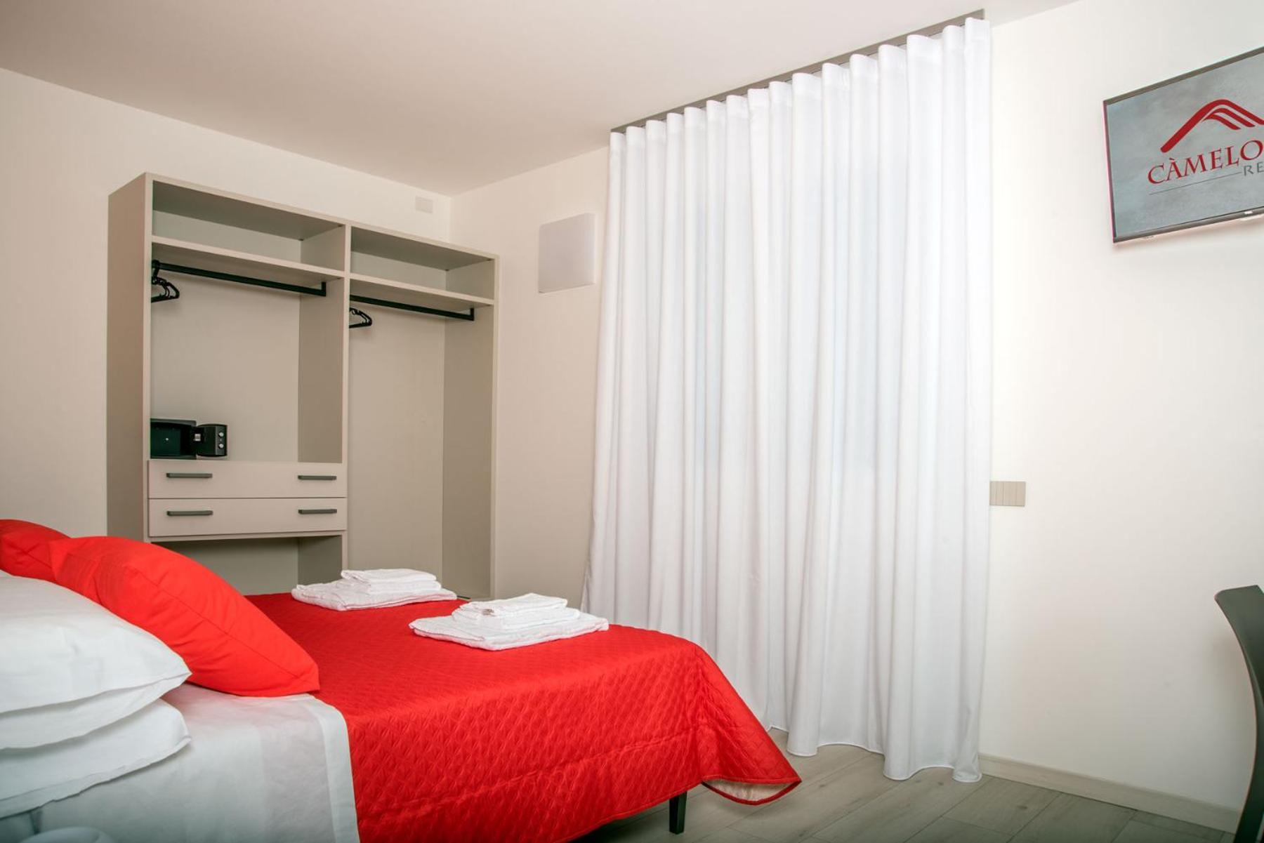 Apartment Camelot Red -