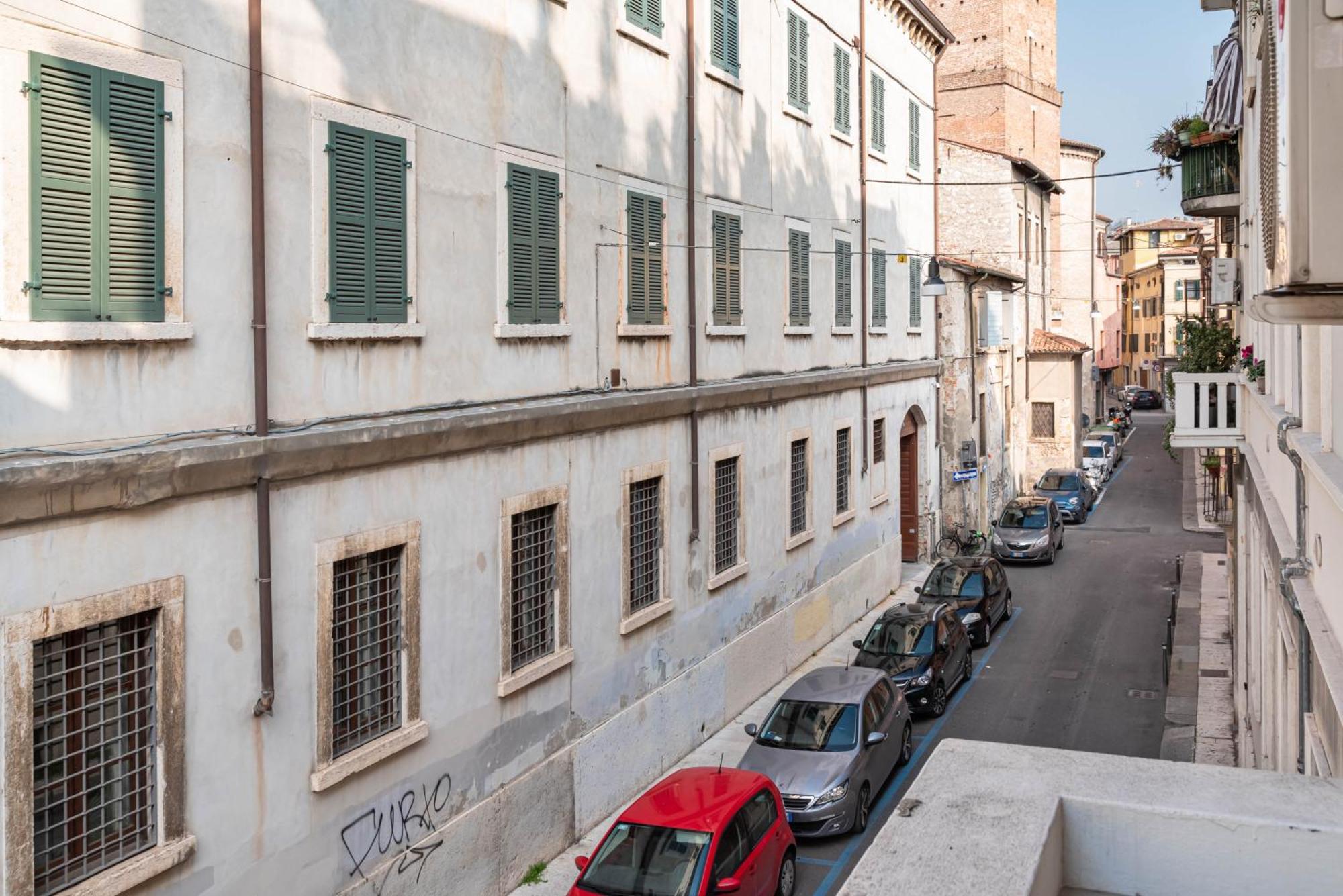 Piazza Isolo Apartment *