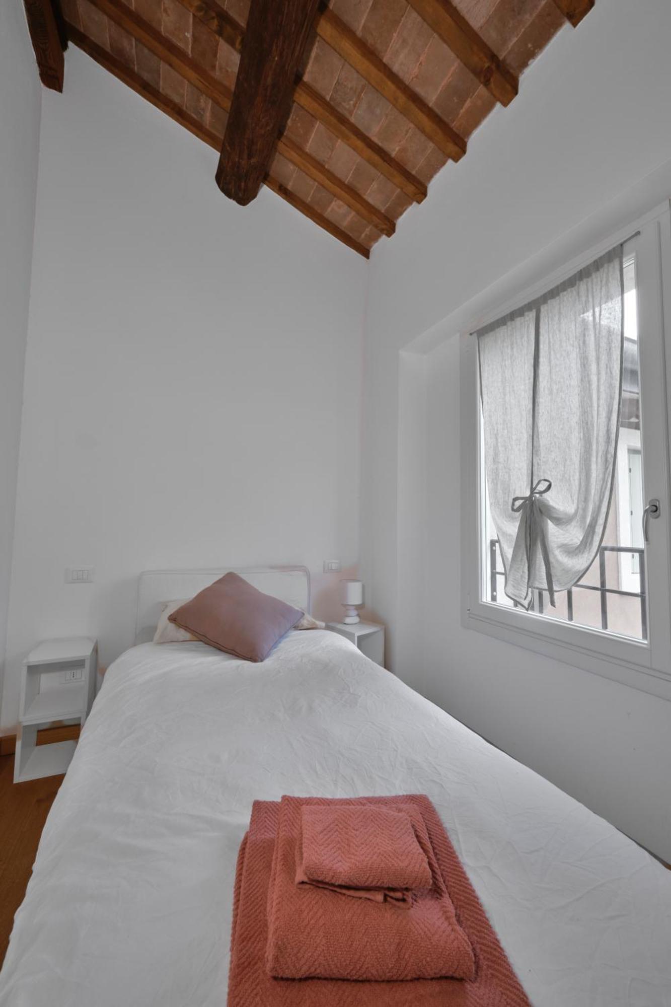 Beautiful, Cozy With A Small Courtyard. Verona