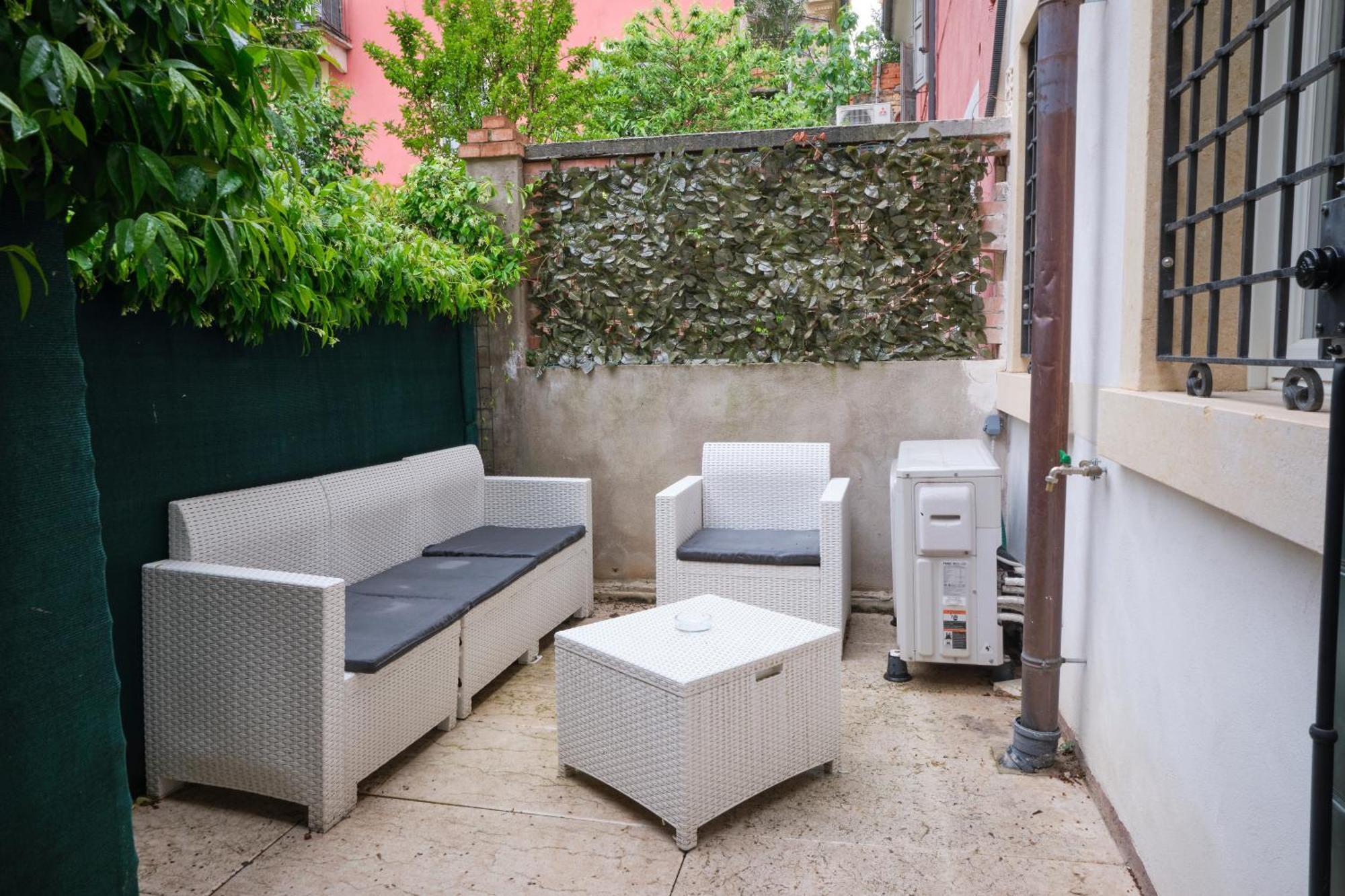 Beautiful, Cozy With A Small Courtyard. Verona