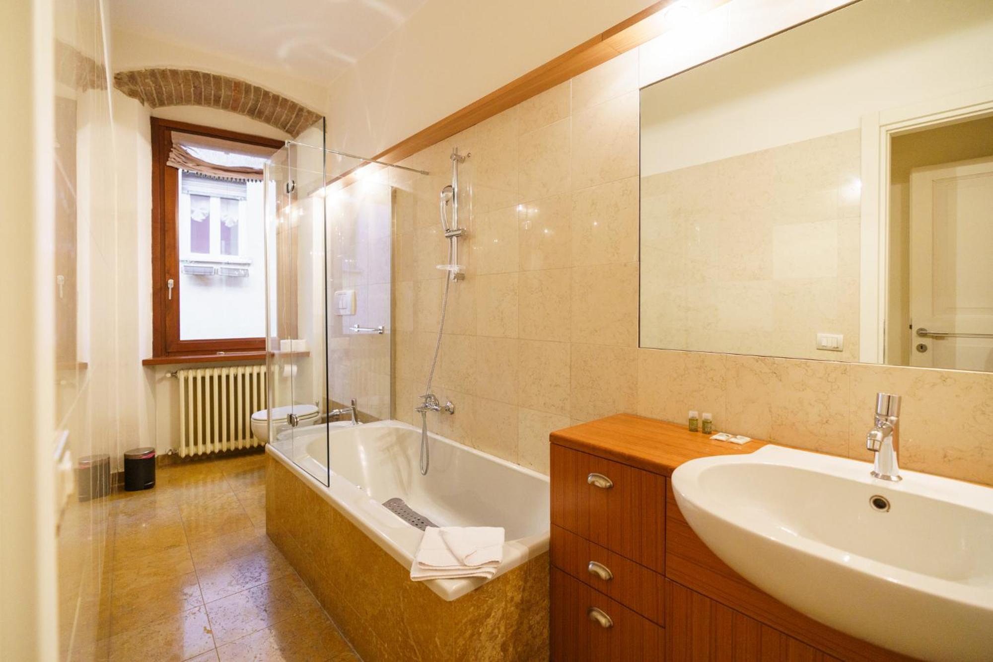 Domus - Elegante Residenza Satiro Apartment *