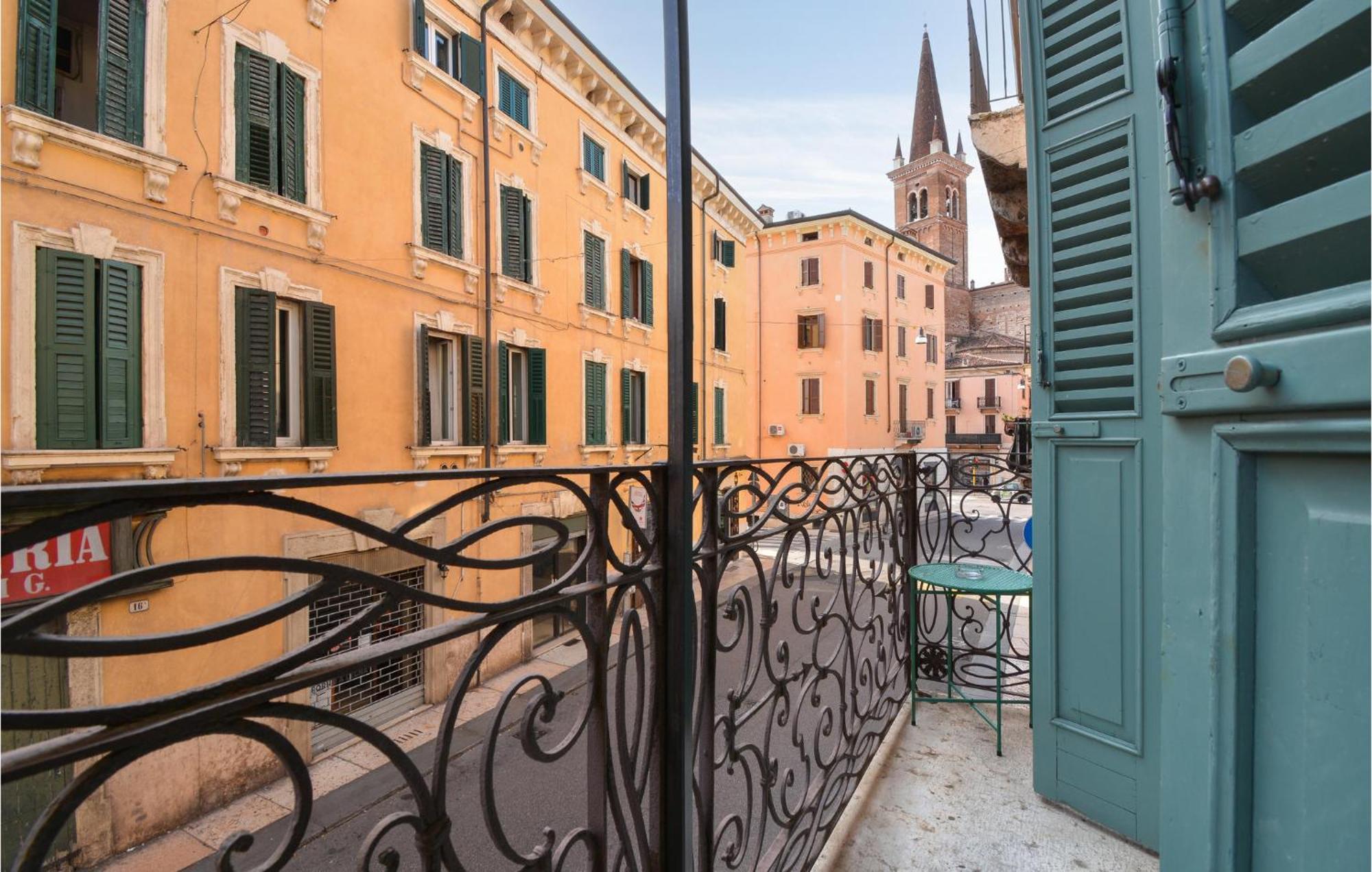 Beautiful In With Kitchenette Appartamento