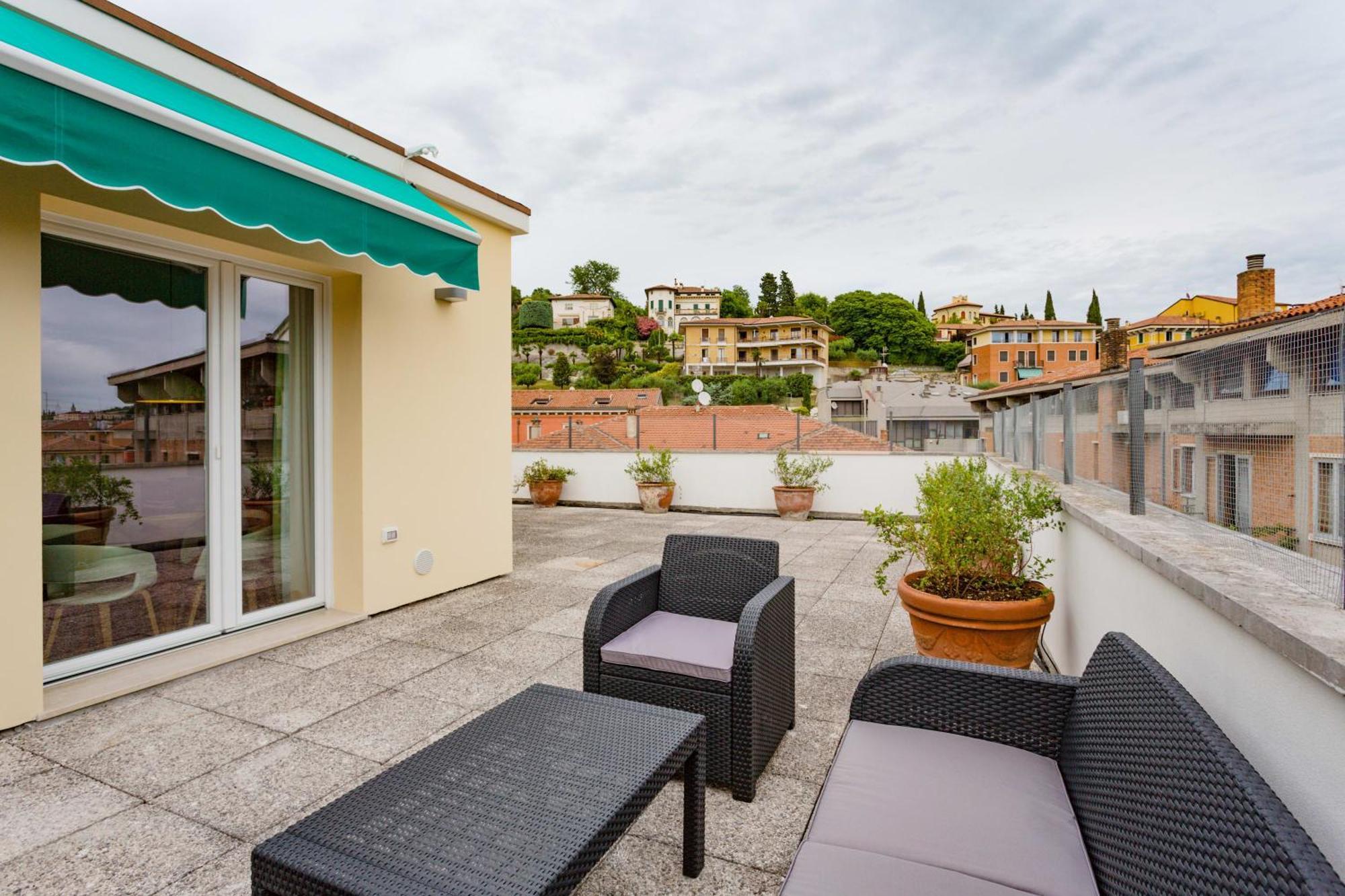 Amazing Flat With Big Terrace And Private Car Park Huoneisto Verona