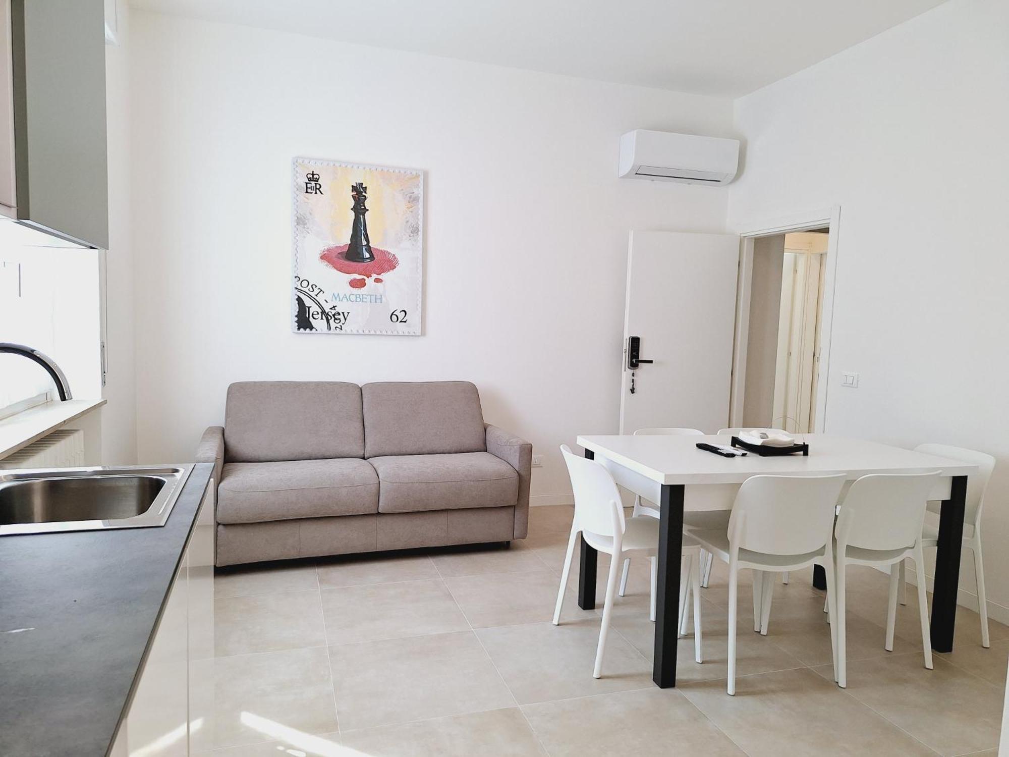 Re Lear Expo Apartment
