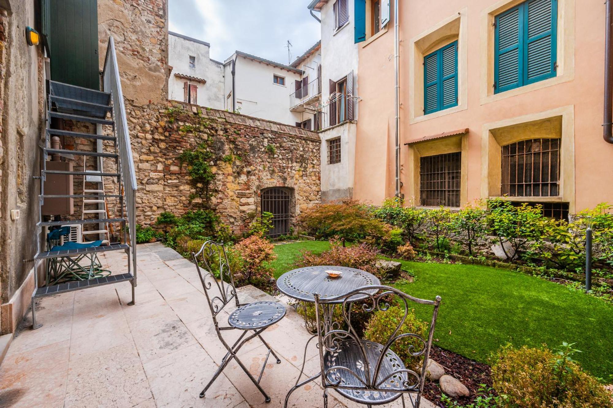 Giardino Di Romeo, 100m Dal Teatro
