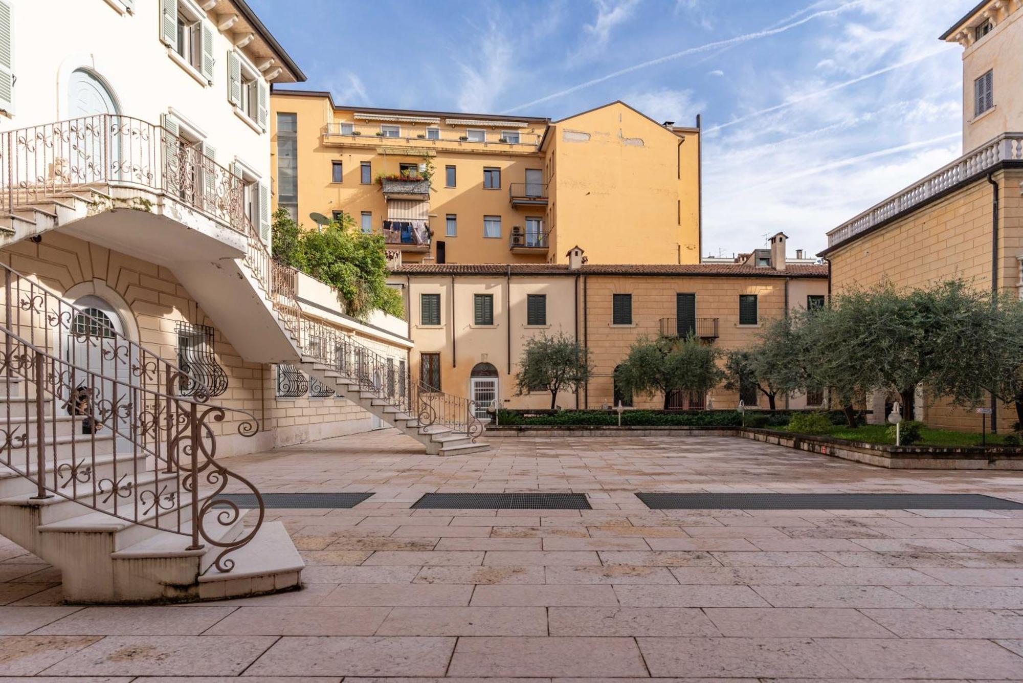 -near Arena & Parking - Pet Friendly Historical Arena Palace Apartment *