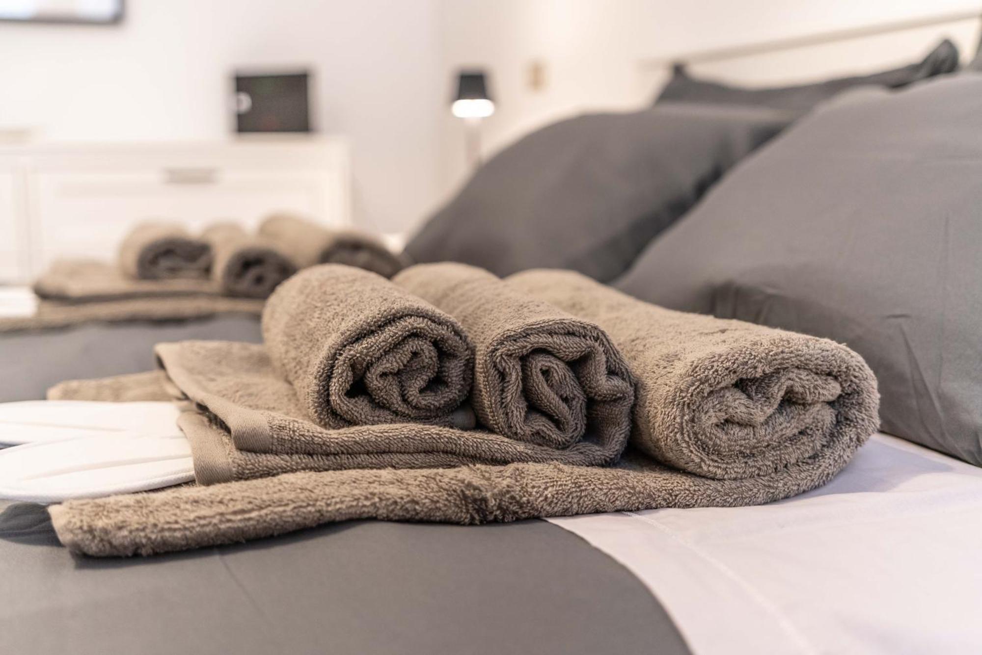 -near Arena & Parking - Pet Friendly Historical Arena Palace Apartment