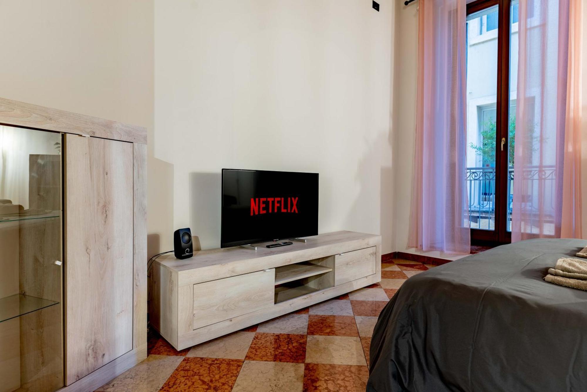 Apartment Historic Center View-2 Minutes From Arena & Juliet's House- Mazzini Palace