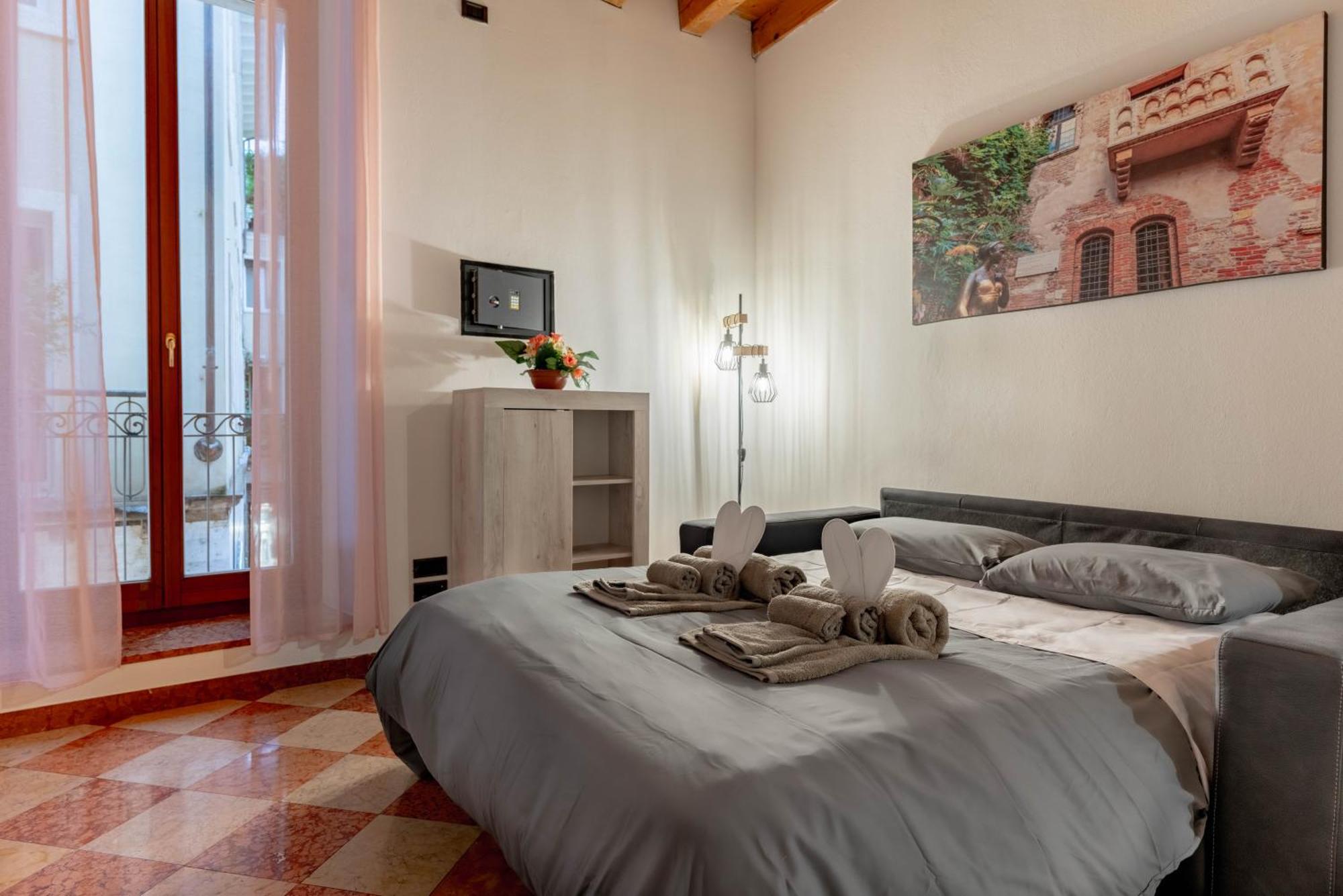 Apartment Historic Center View-2 Minutes From Arena & Juliet's House- Mazzini Palace