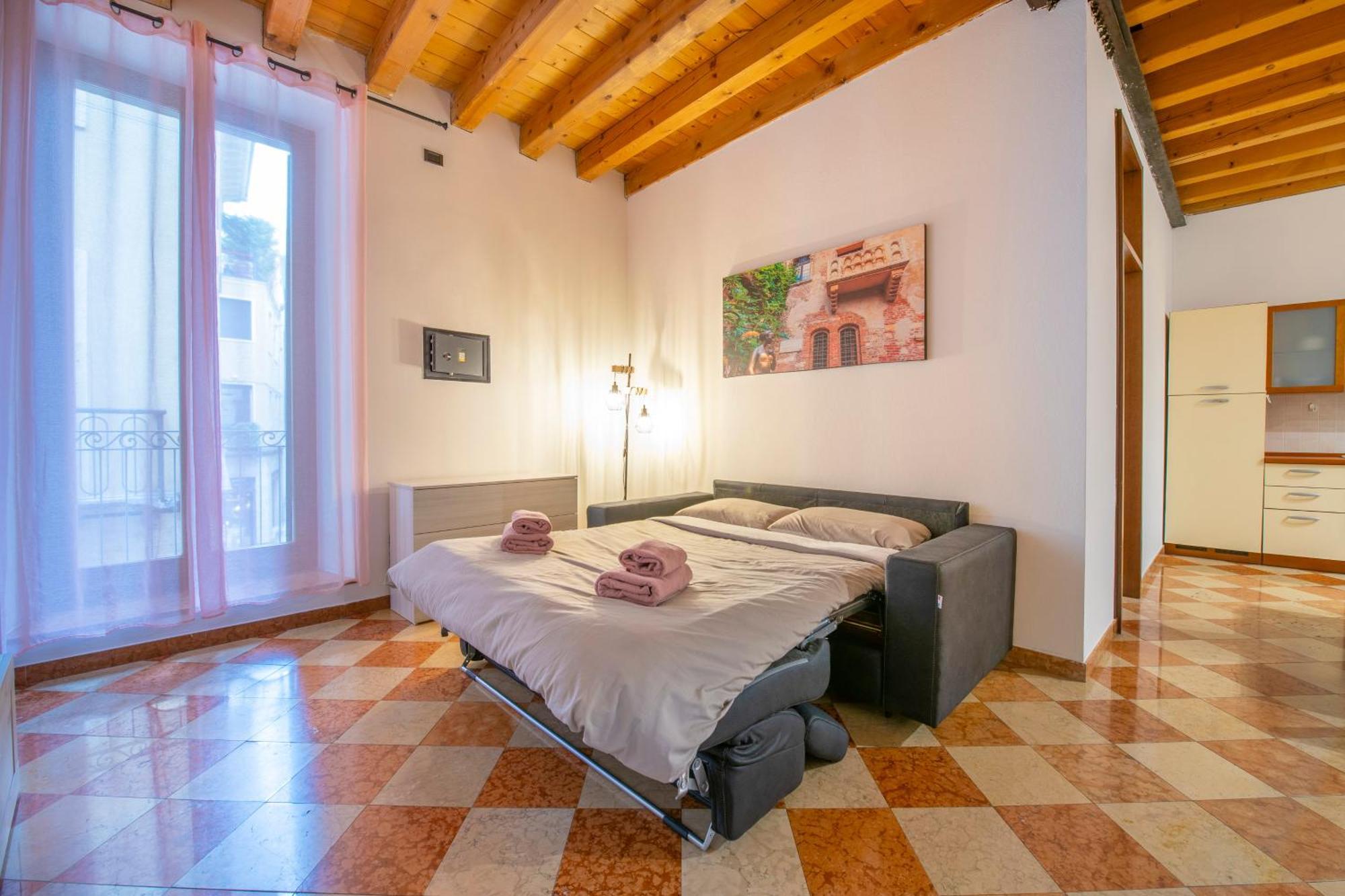 Apartment Historic Center View-2 Minutes From Arena & Juliet's House- Mazzini Palace