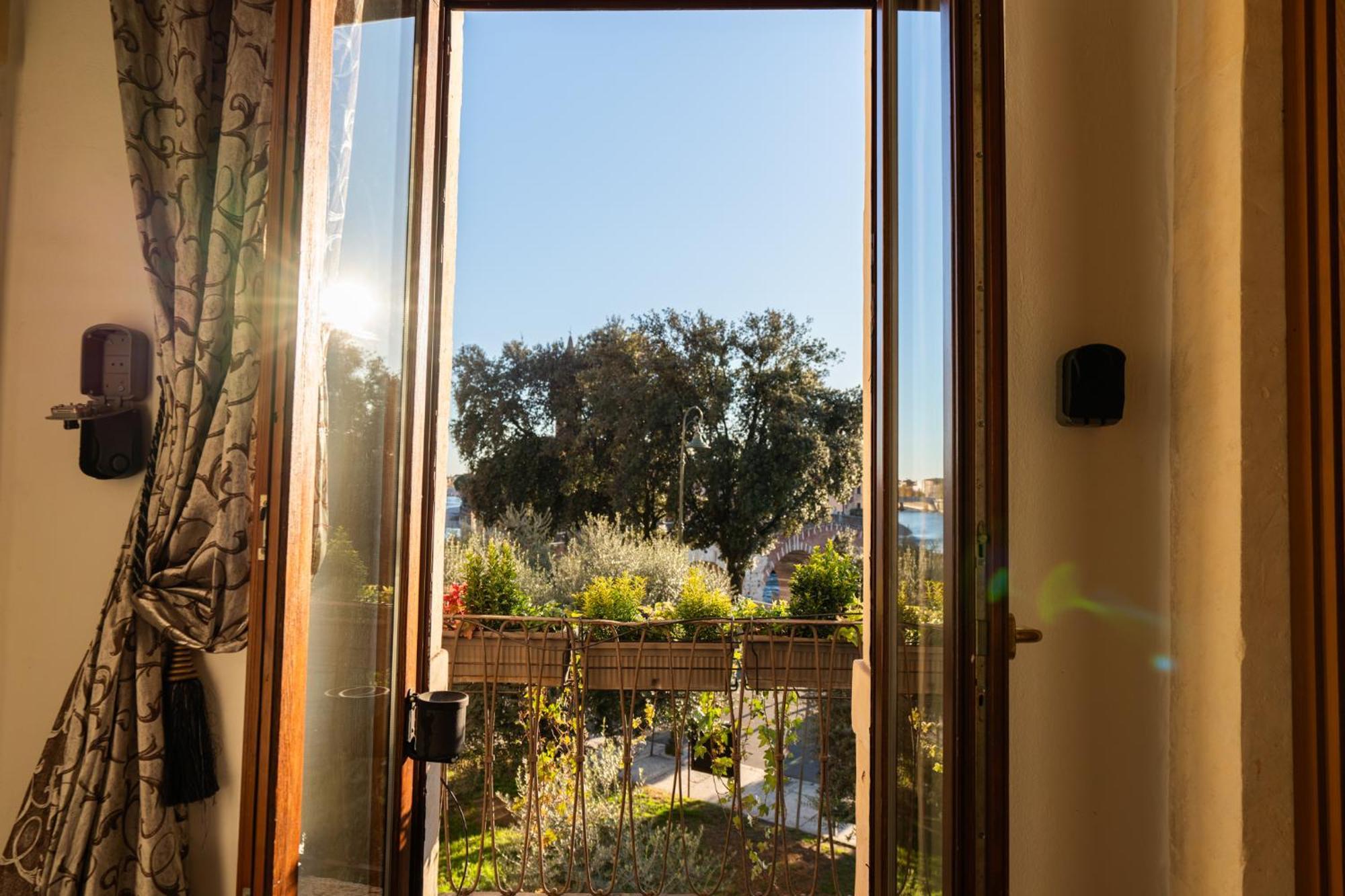 La Finestra Sul Ponte By Postcardsfrom Bed & Breakfast Verona