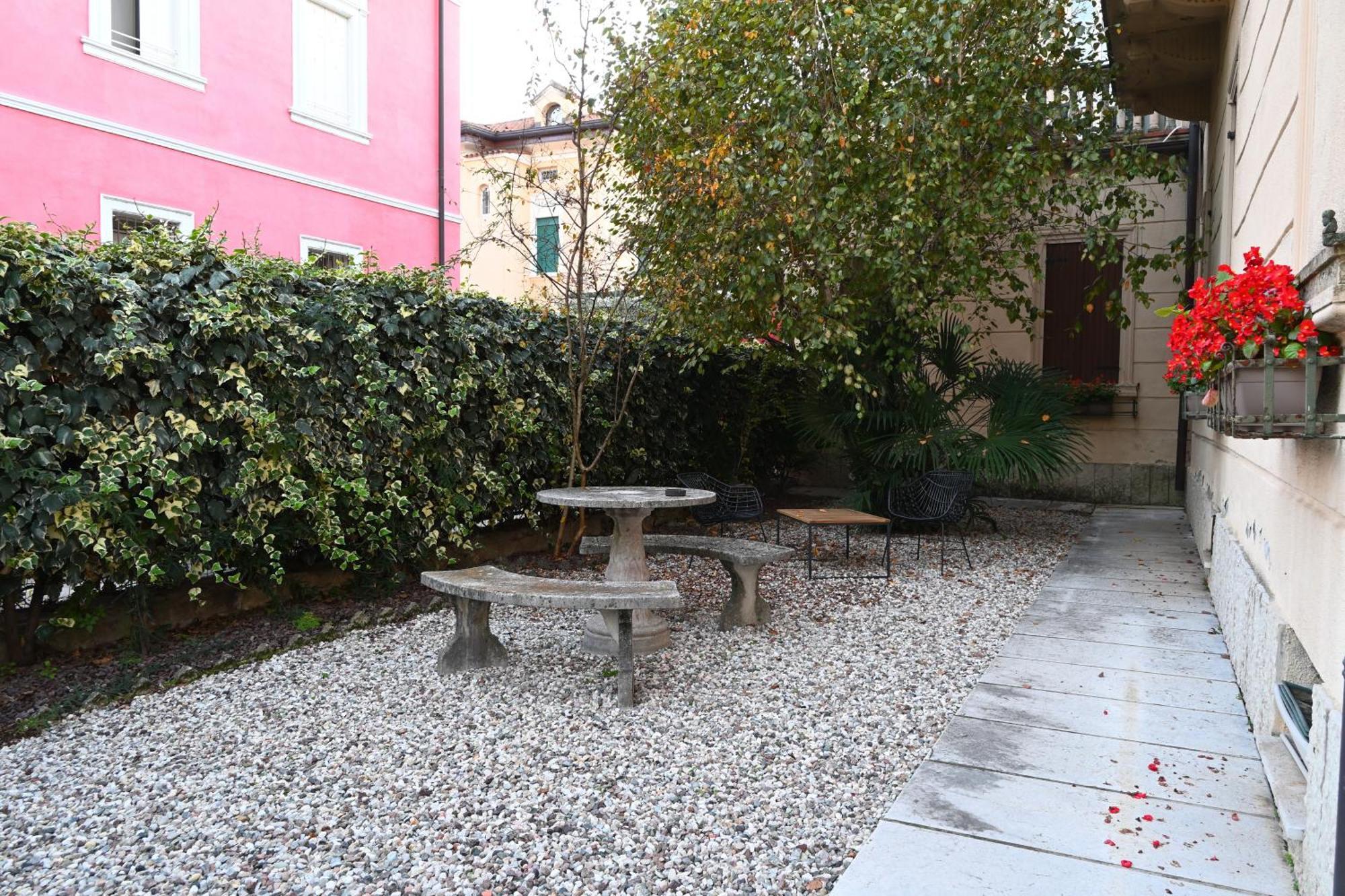 Guest house Dimora Montecchi 3*