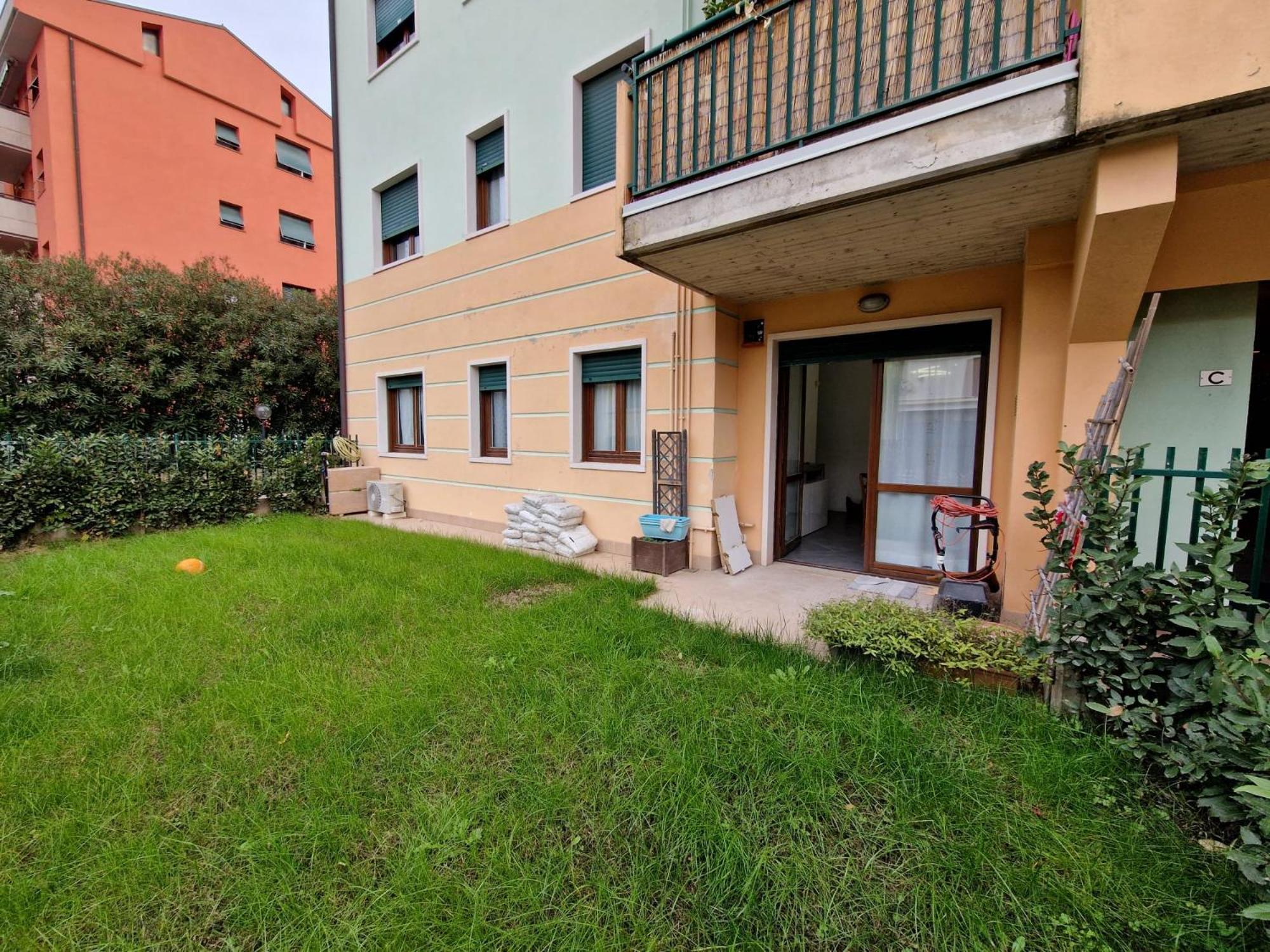 Iris Apartment *