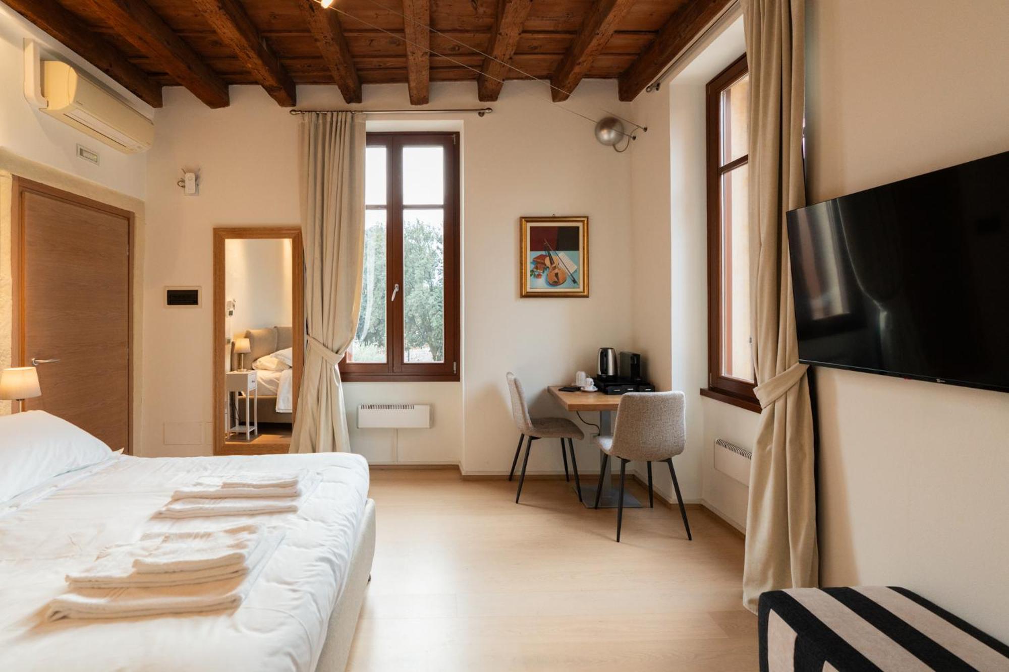 La Finestra Sul Ponte By Postcardsfrom Bed & Breakfast Verona