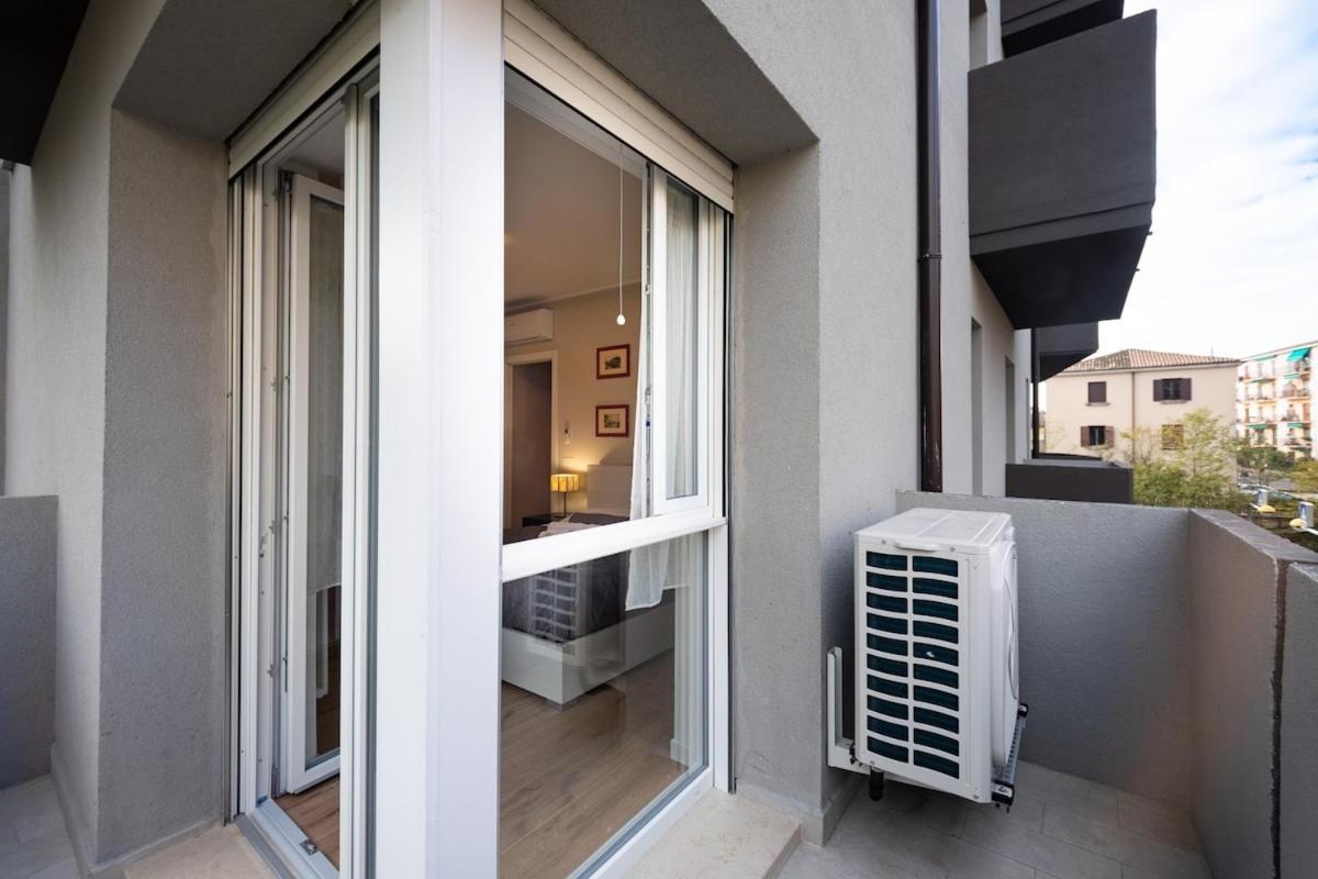 Modern Red Flat In Apartment Verona