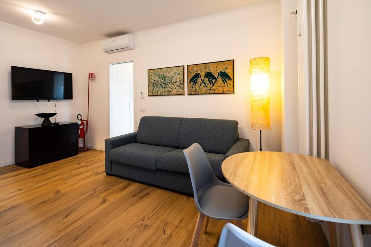 Modern Grey Flat In Apartment *