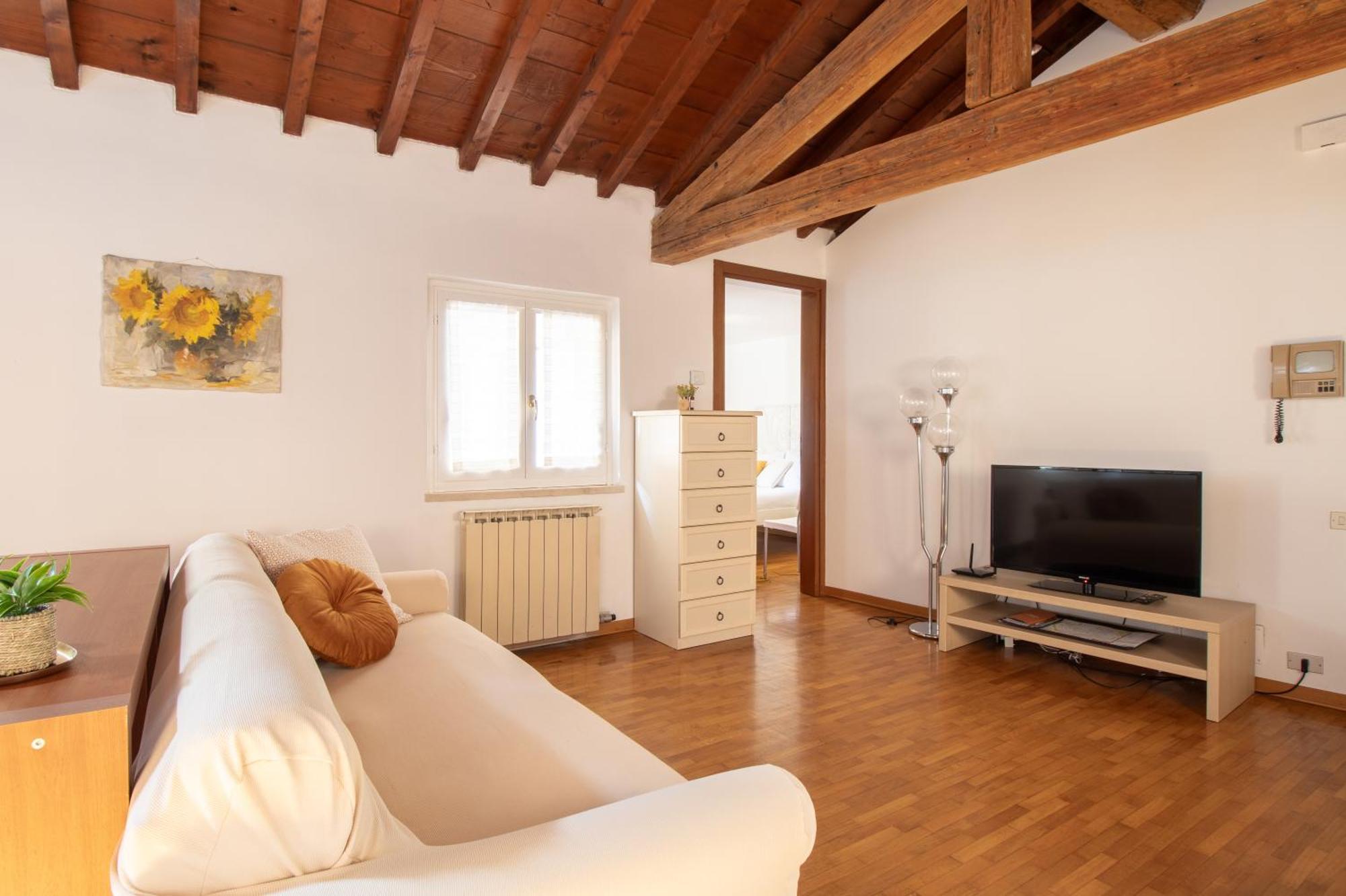 Apartment Romantic Attic In Center