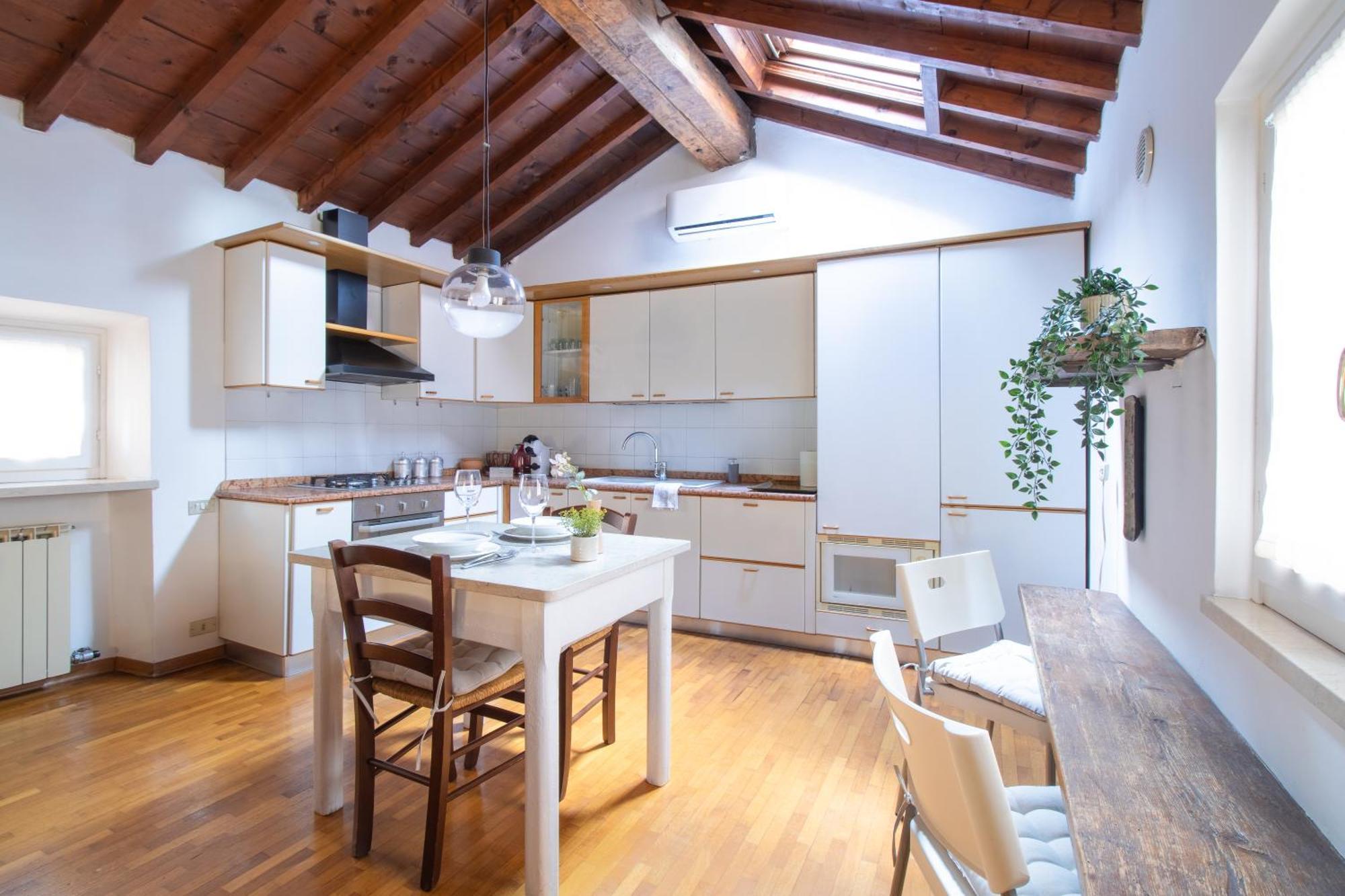 Romantic Attic In Center Apartment Verona