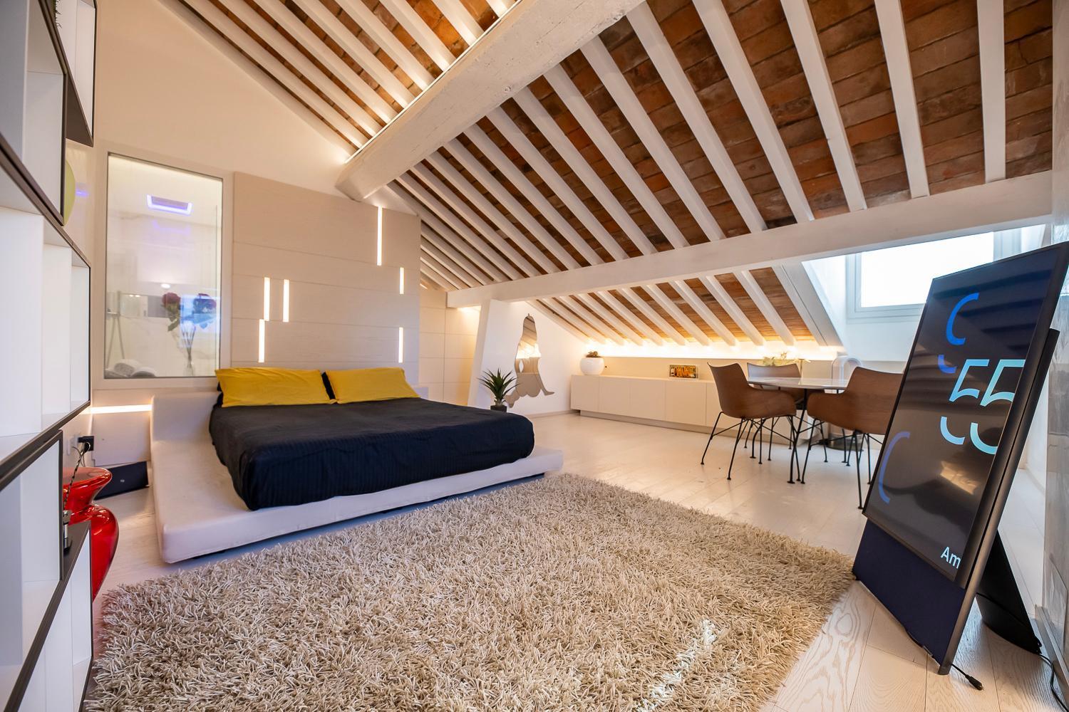 Luxury Rooftop Piazza Erbe Apartment *