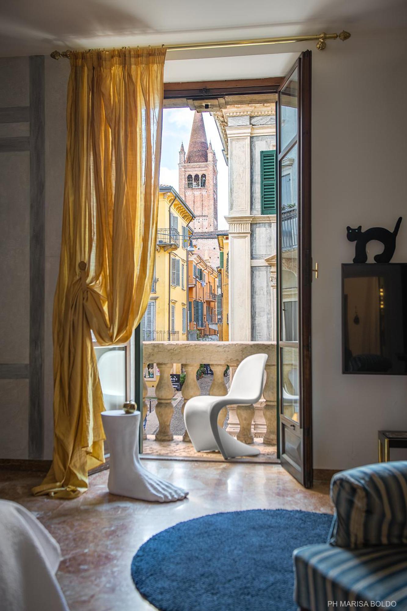 Billie's Flat Red - Art & Design In Historic Centre Apartment