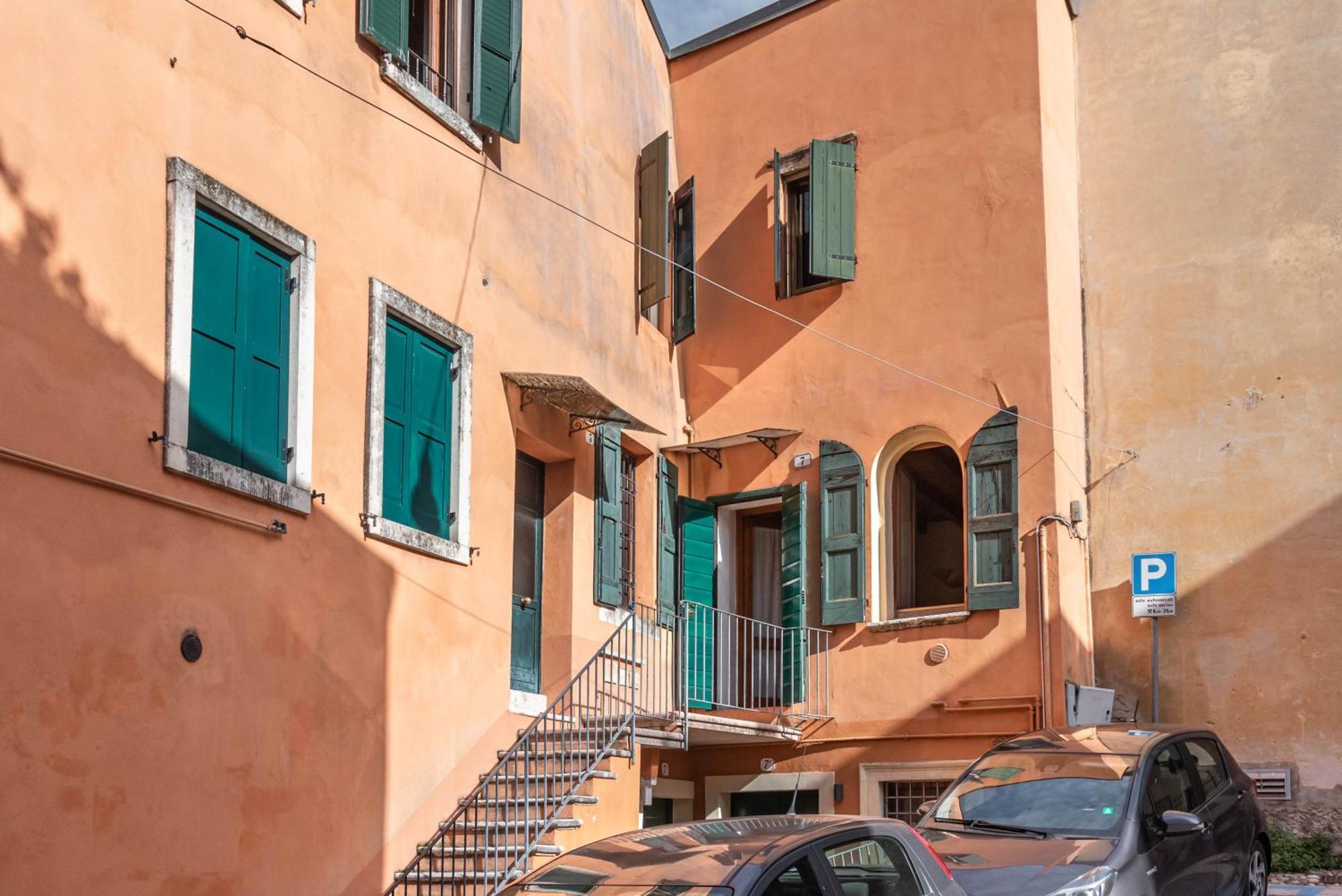 Huoneisto Italstay - Vescovo Elegant Courtyard *