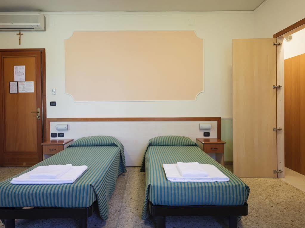 Centro Carraro Fondazione Di Religione * Verona