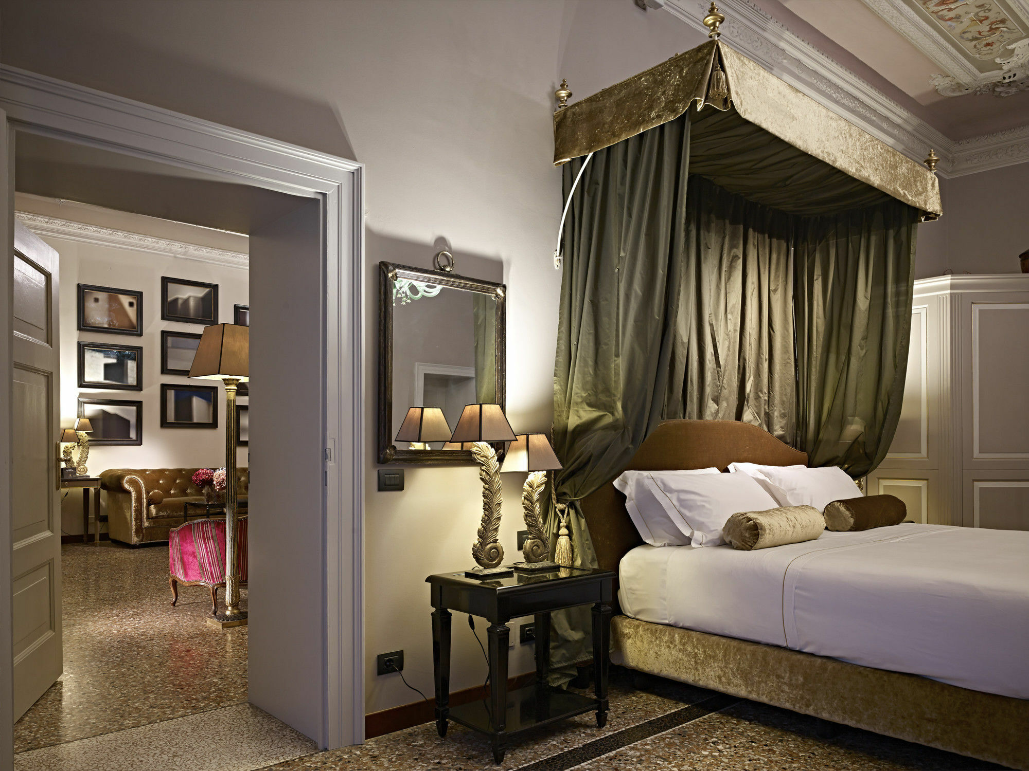 The Gentleman Of Guest house Verona