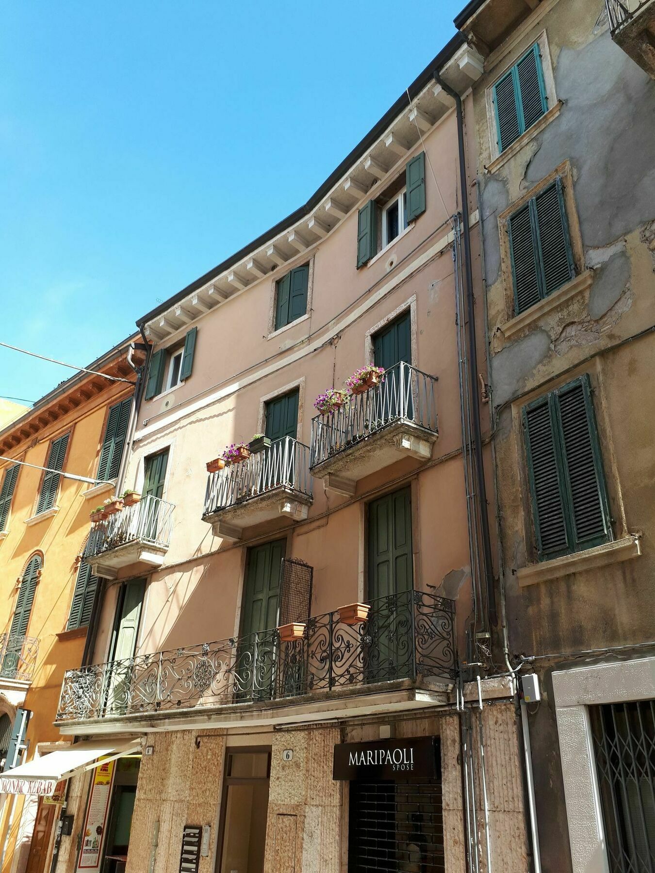 For Rent Red Theater * Verona