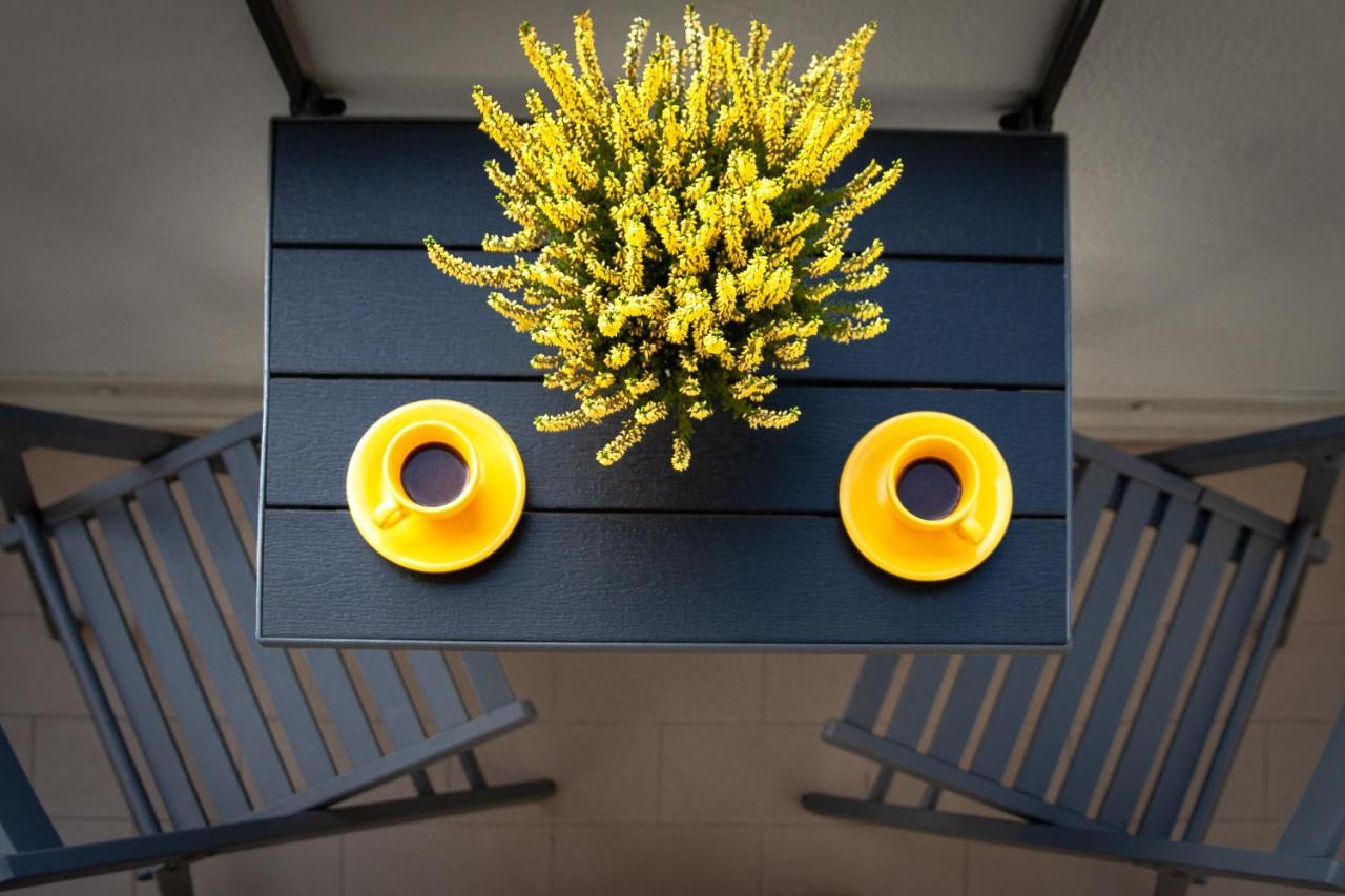 Apartment Mv Yellow