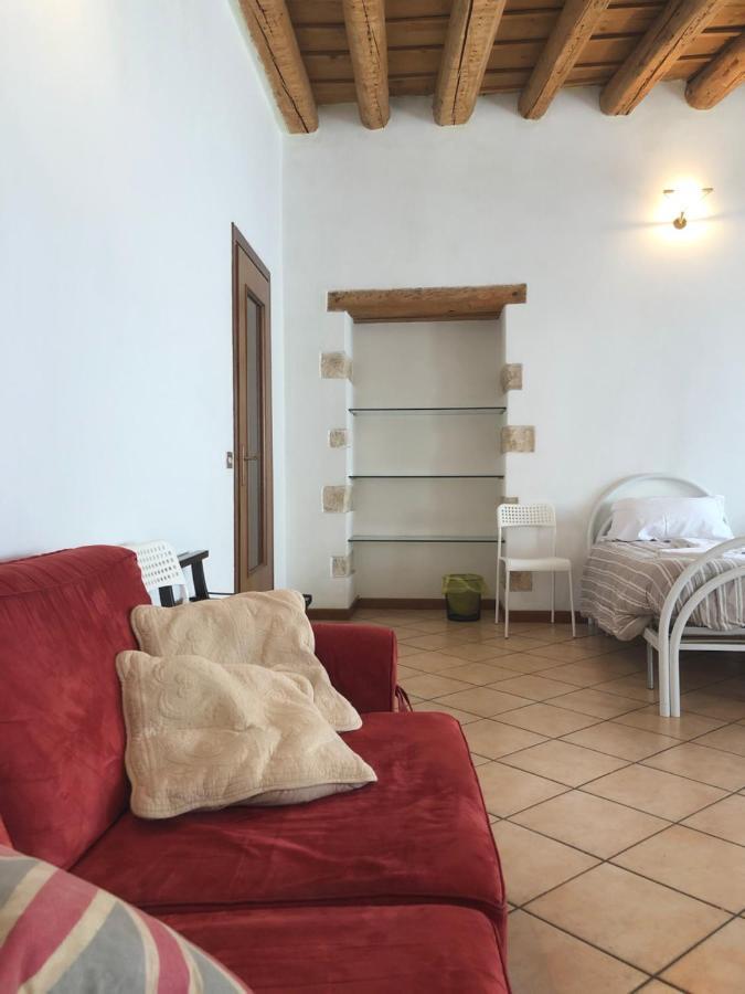 Ai Leoni Guest house 2*