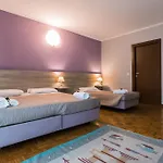 Romeo\'S Room - Royal Welcome
