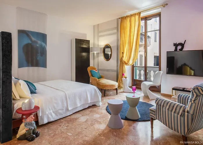 Billie\'S Flat Red - Art & Design Apt In Verona Historic Centre