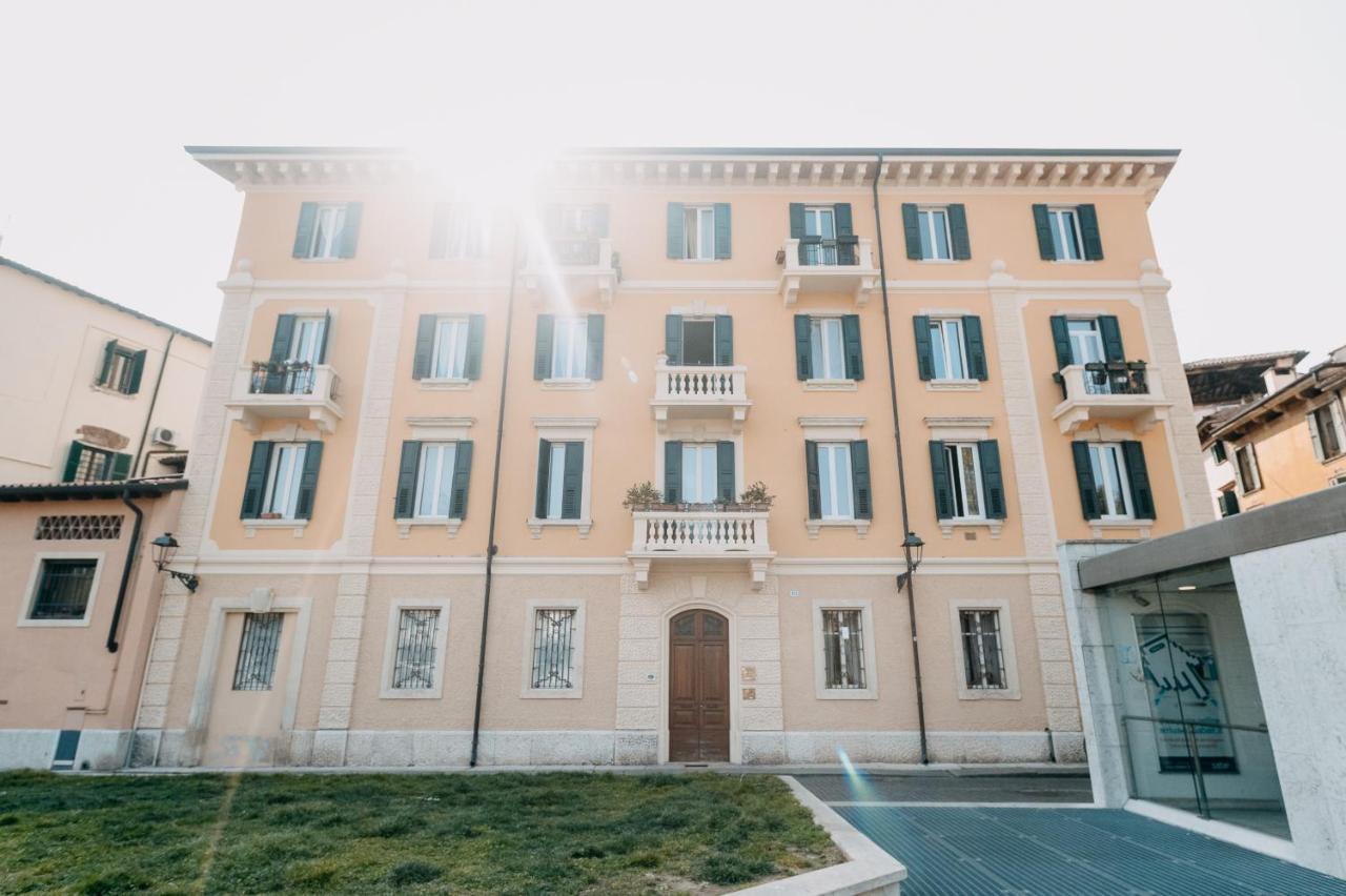 Le Flaneur - Vintage 3*