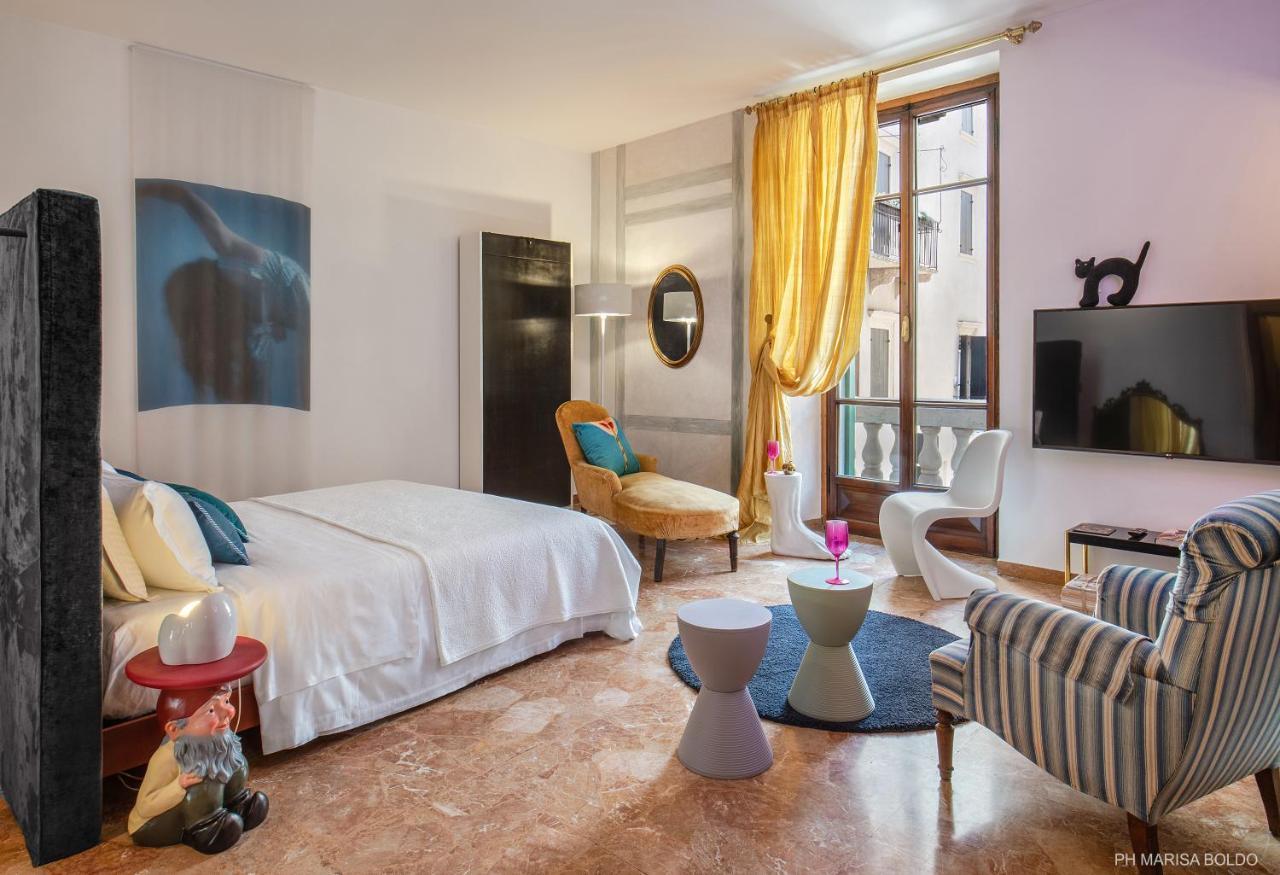 Billie's Flat Red - Art & Design In Historic Centre * Verona
