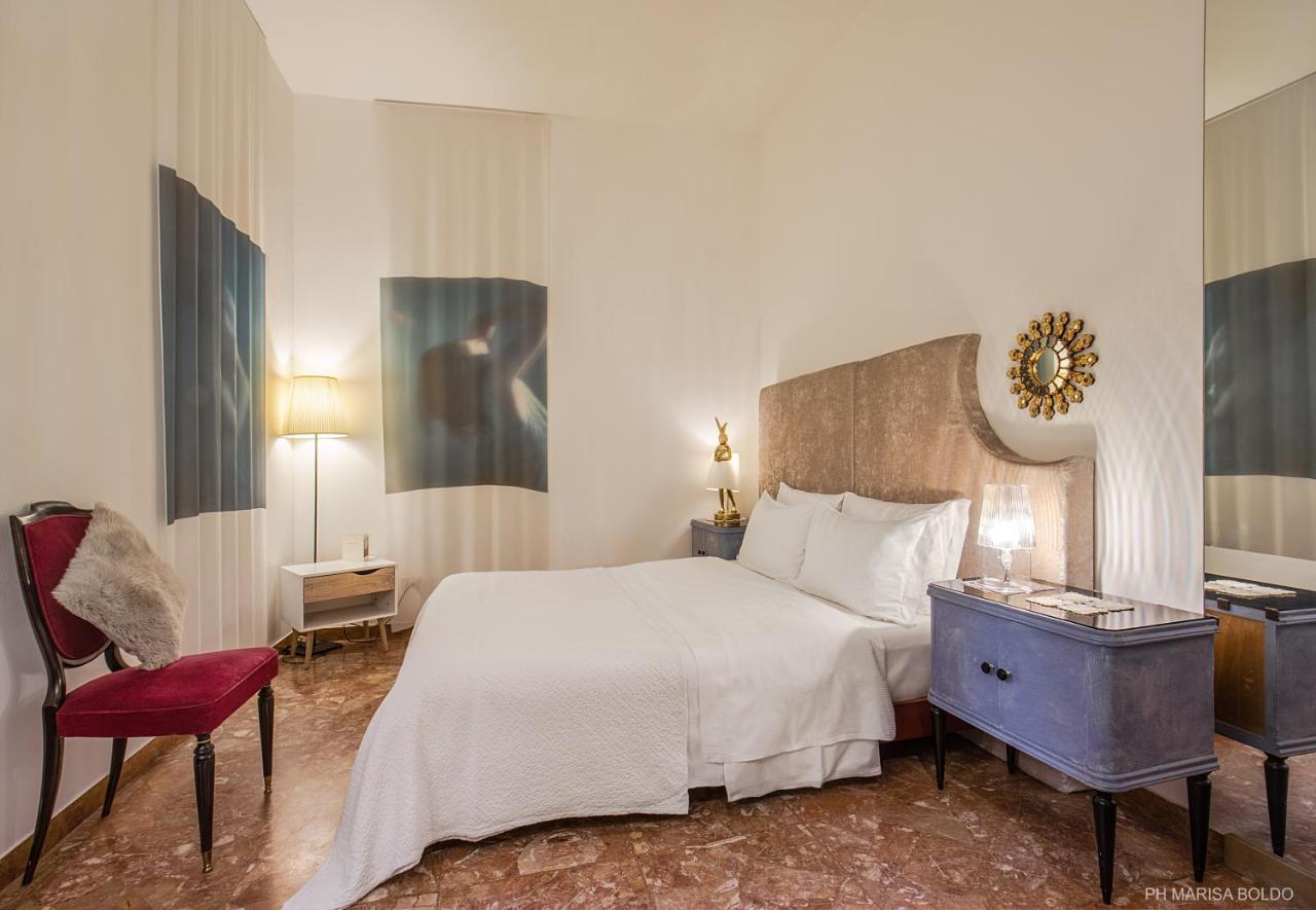 Billie's Flat Red - Art & Design In Historic Centre Apartment