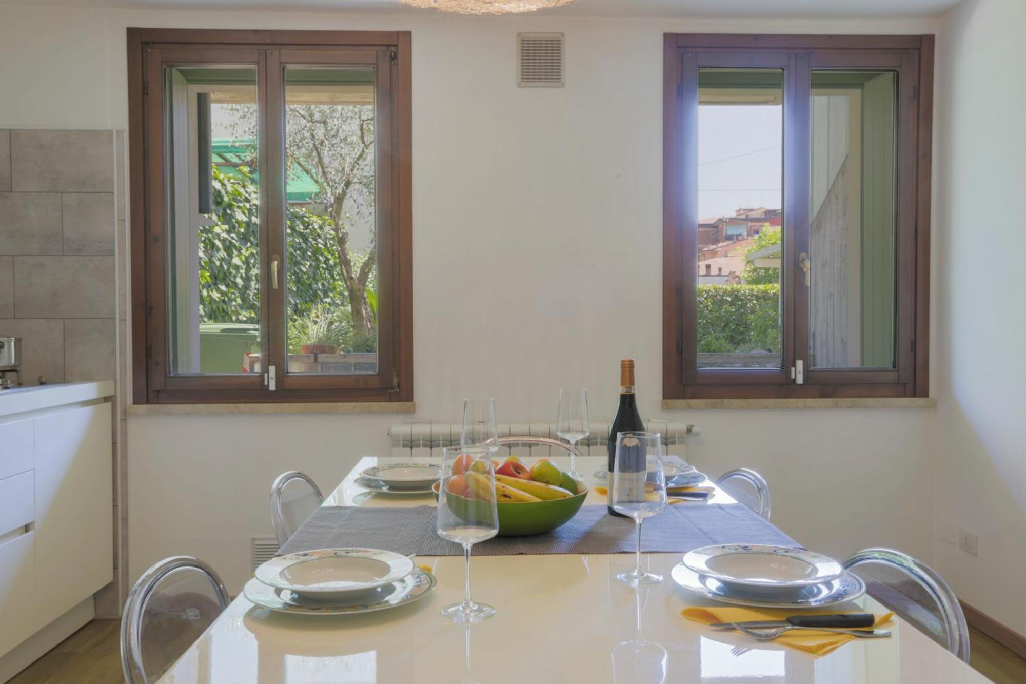 Elegant Apartment: Free Netflix, Wi-fi & Parking Apartment
