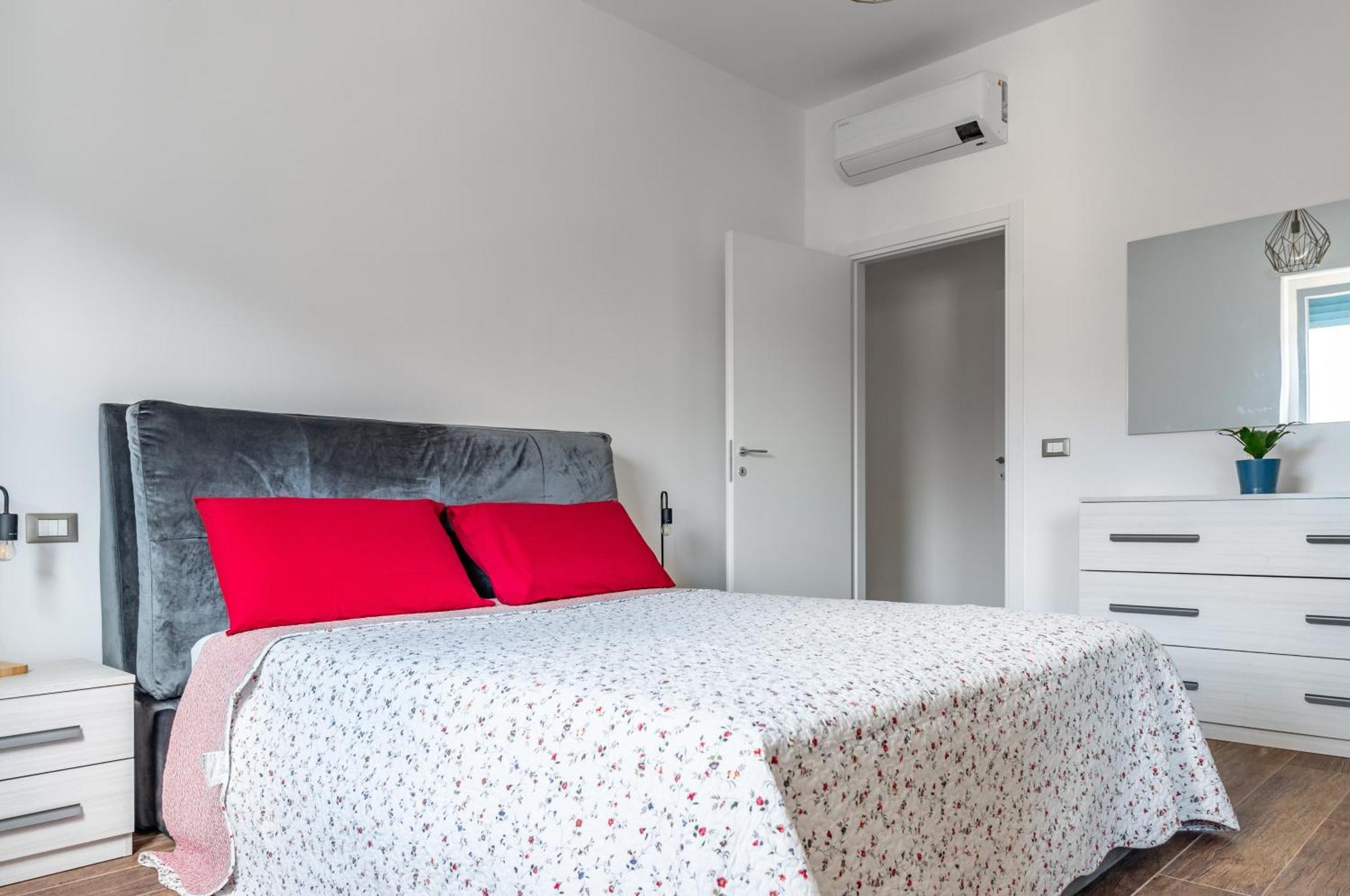 - Sweety With Balcony! Apartment