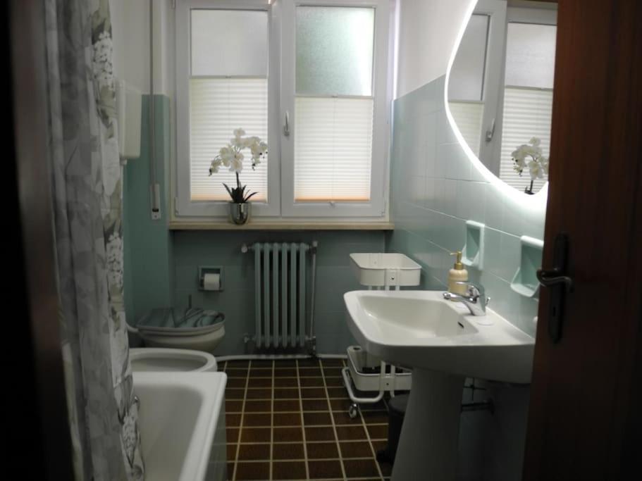 Vintage, Close To Trade Fair, Hospital And Centre Apartment