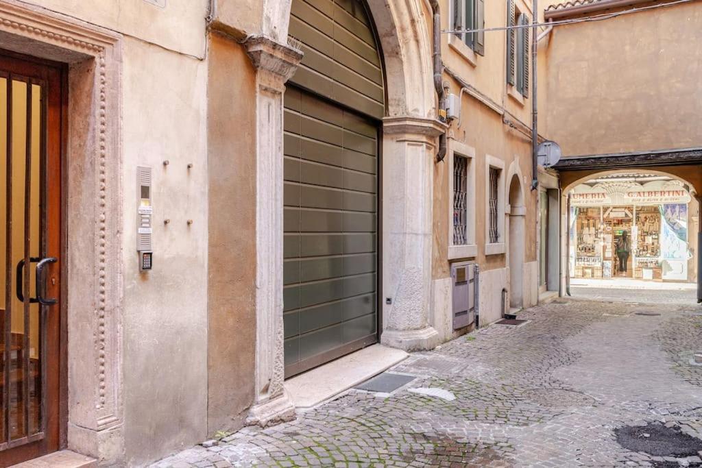 Luxury Attico - 5 Min Piazza Delle Erbe Apartment *