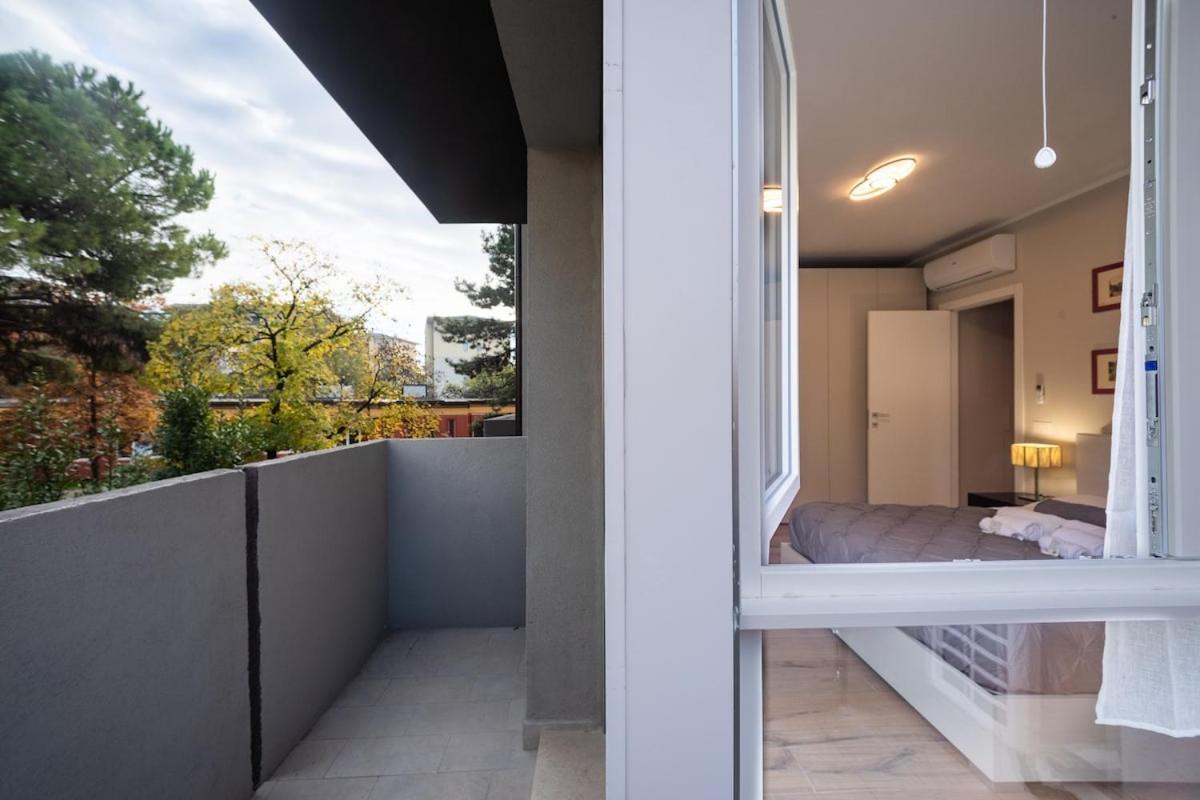 Modern Red Flat In Huoneisto *