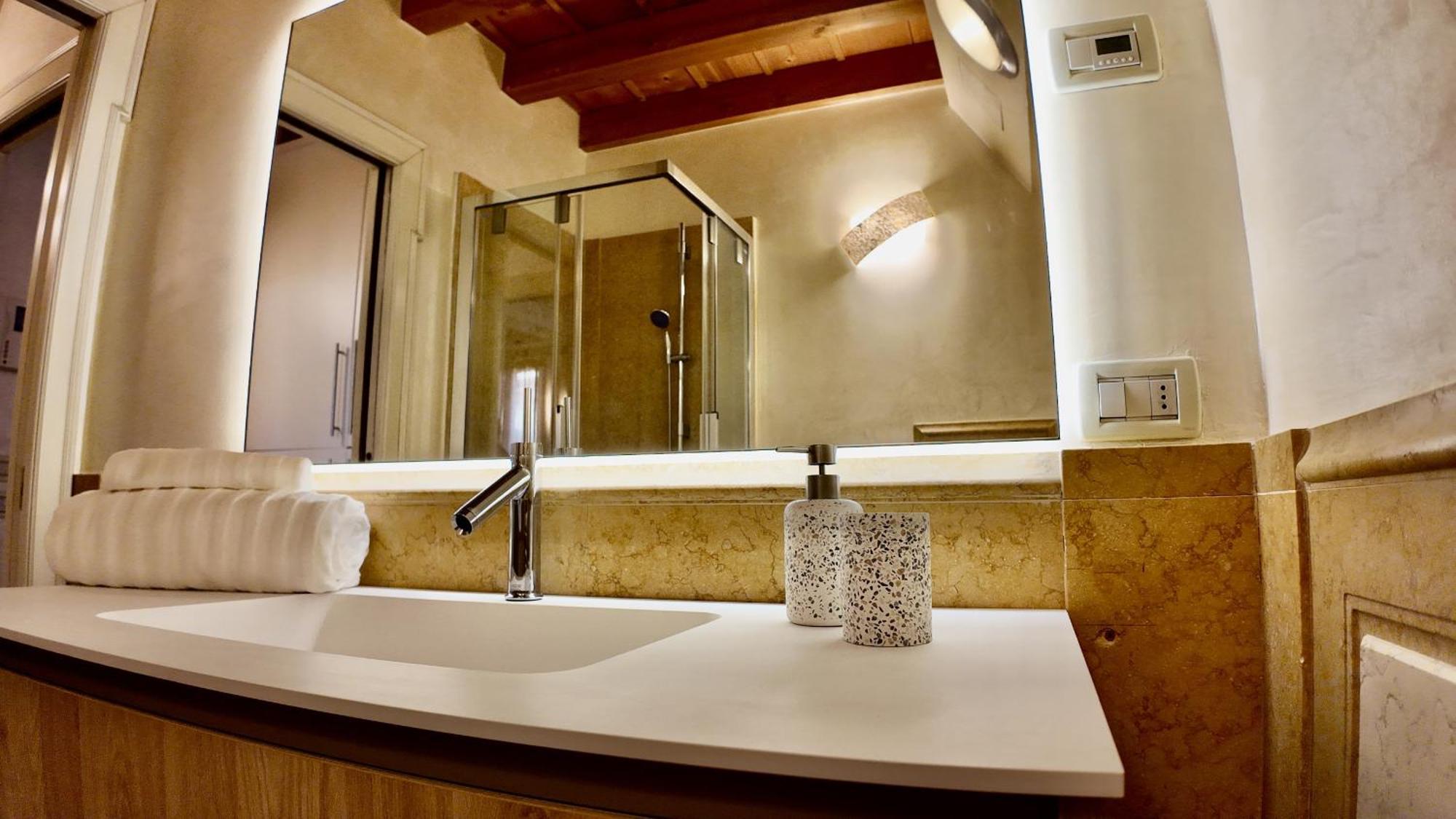 Mgh Luxury - Romeos Penthouse Apartment *